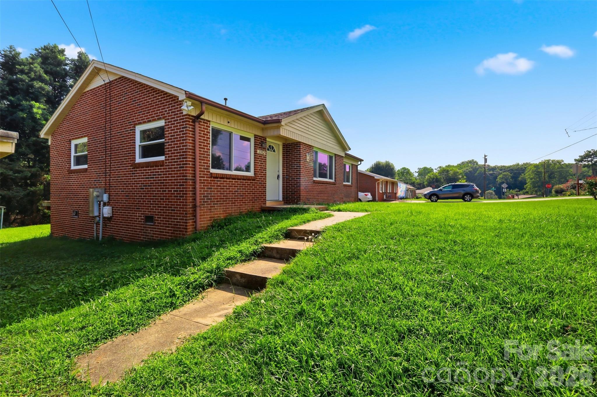 2262 9th Avenue Drive NE — Hickory