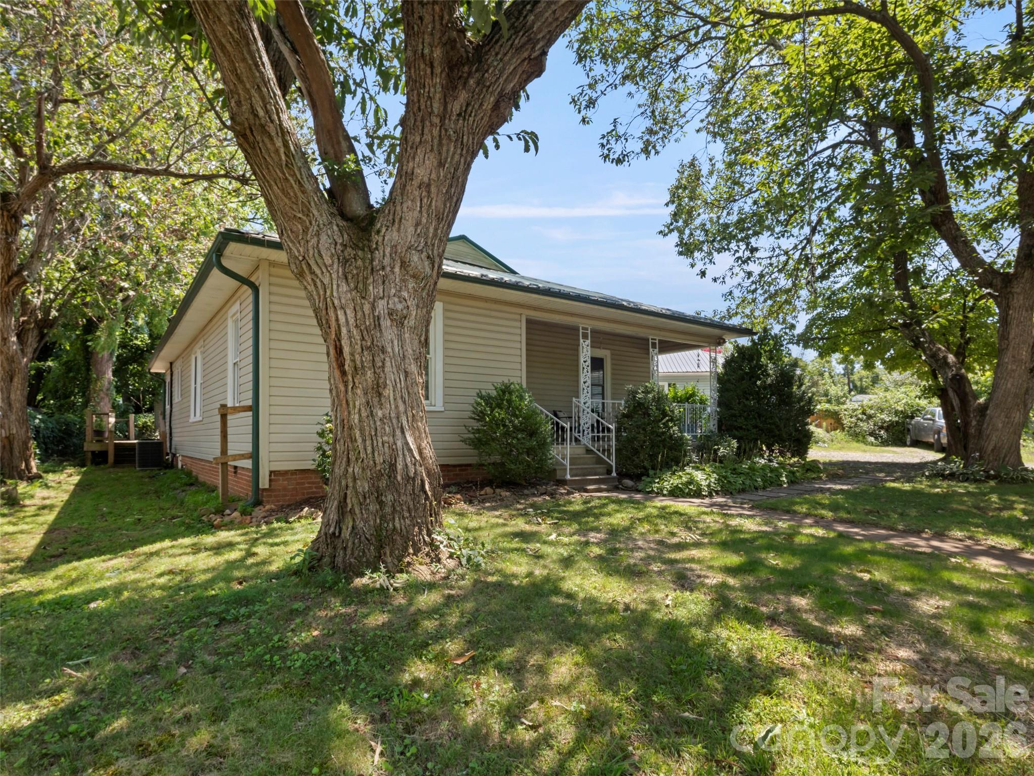 122 Edwards Avenue — Swannanoa