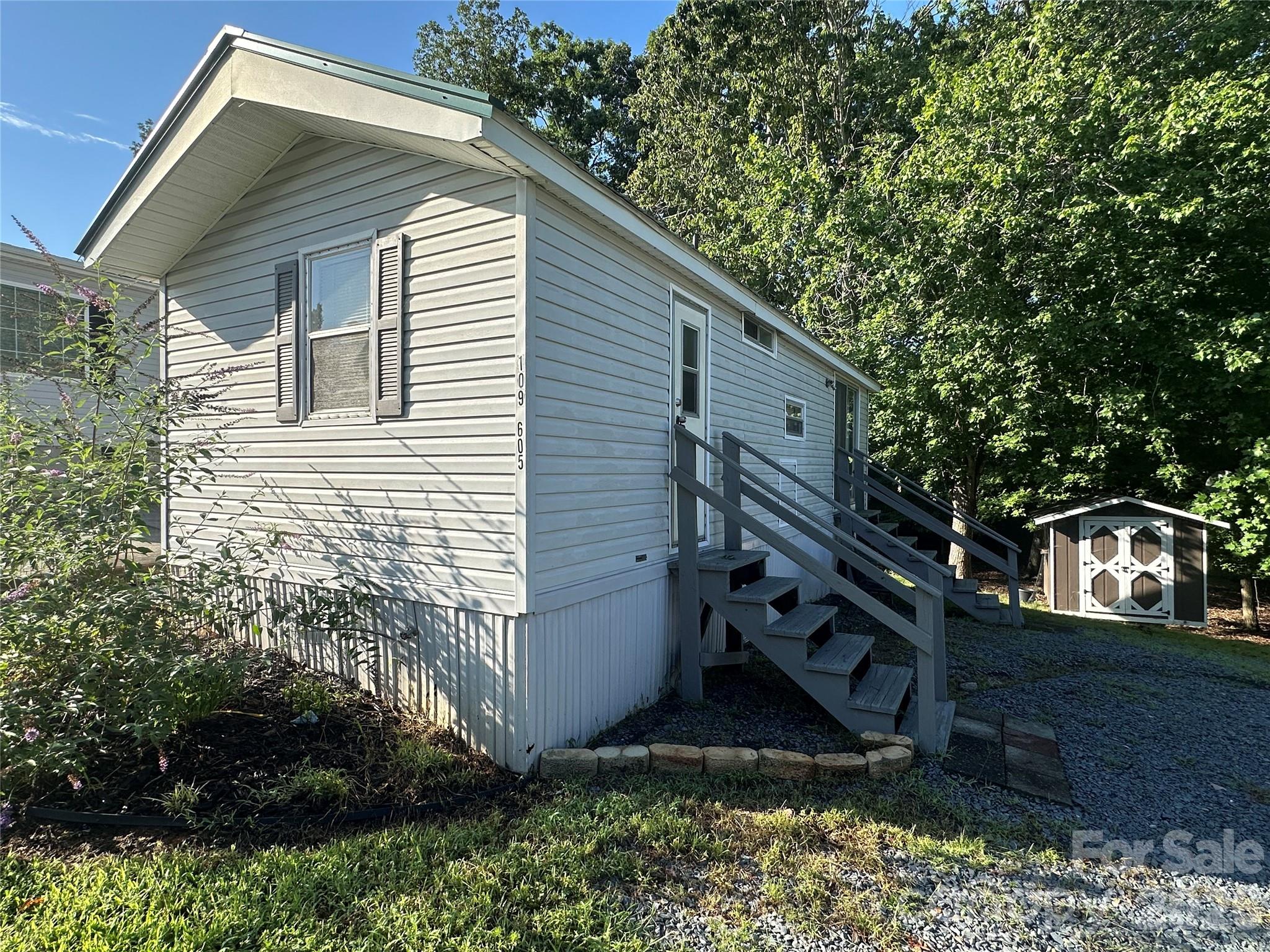 109 Hummingbird Circle — New London