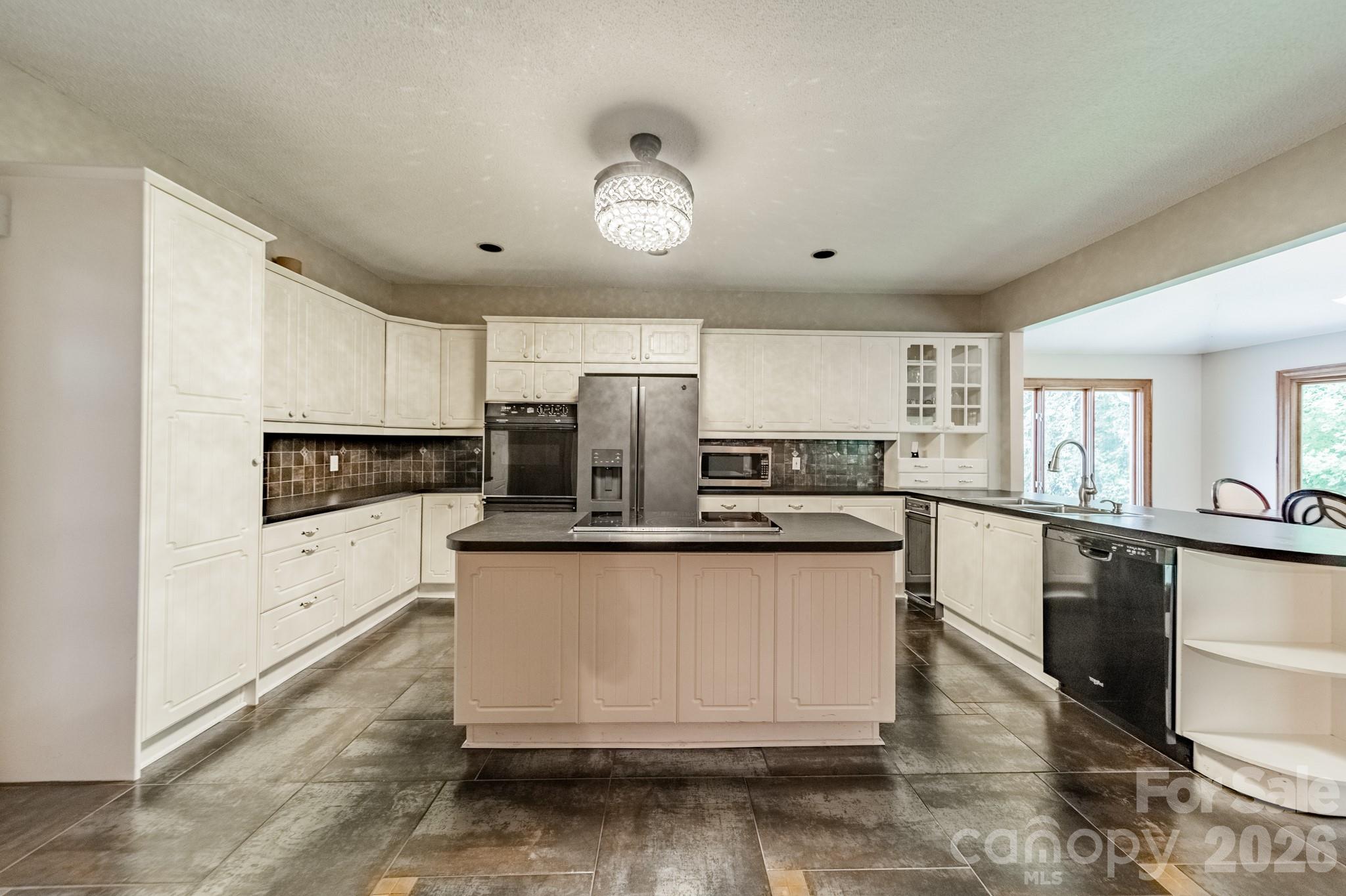 624 Springbrook Avenue NE — Concord