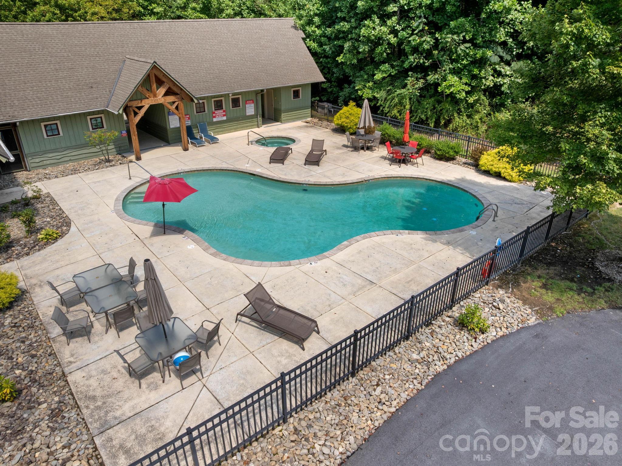 72 Summer Shade Court — Hendersonville