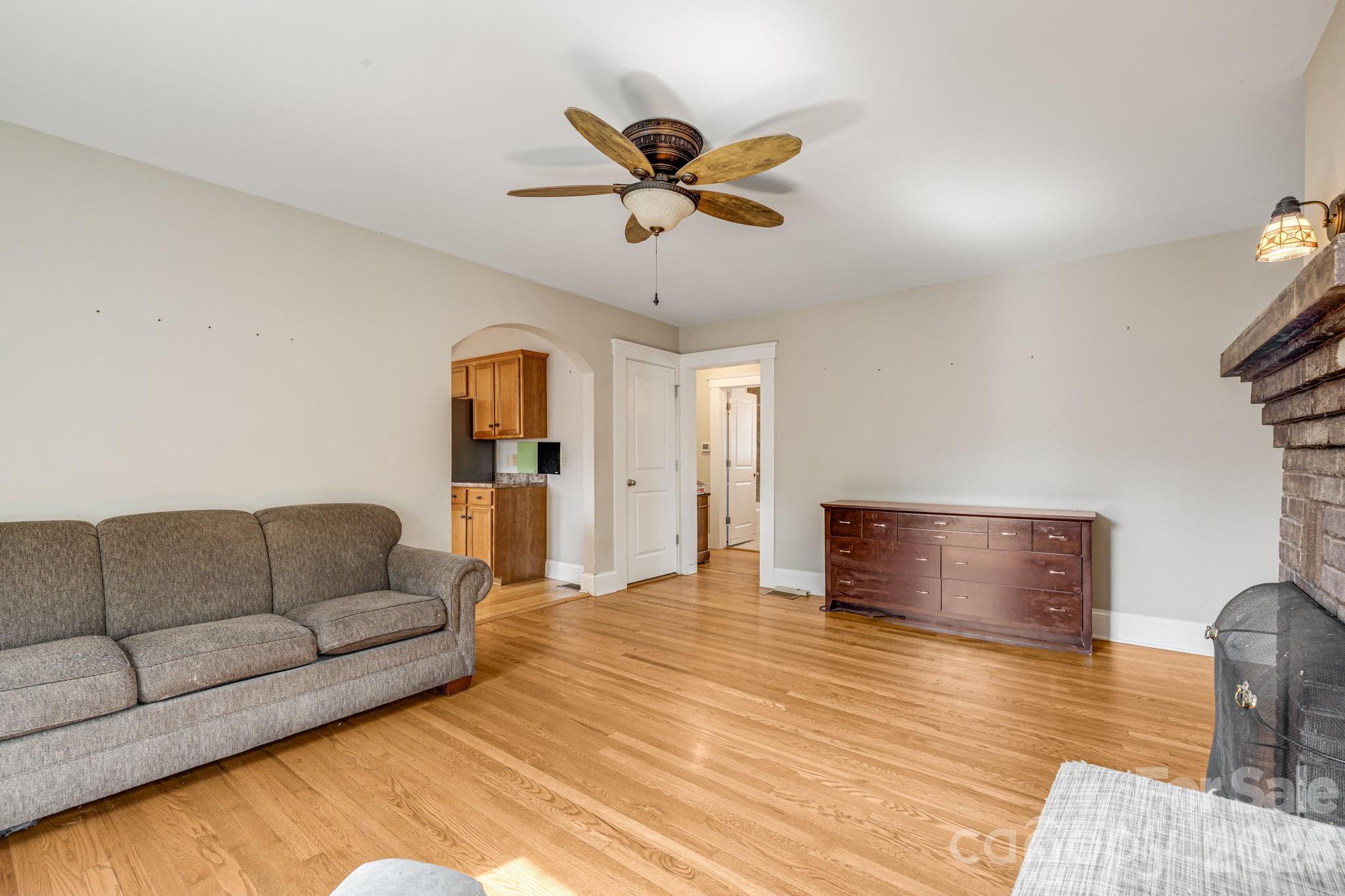 1 Hamburg Mountain Road — Weaverville