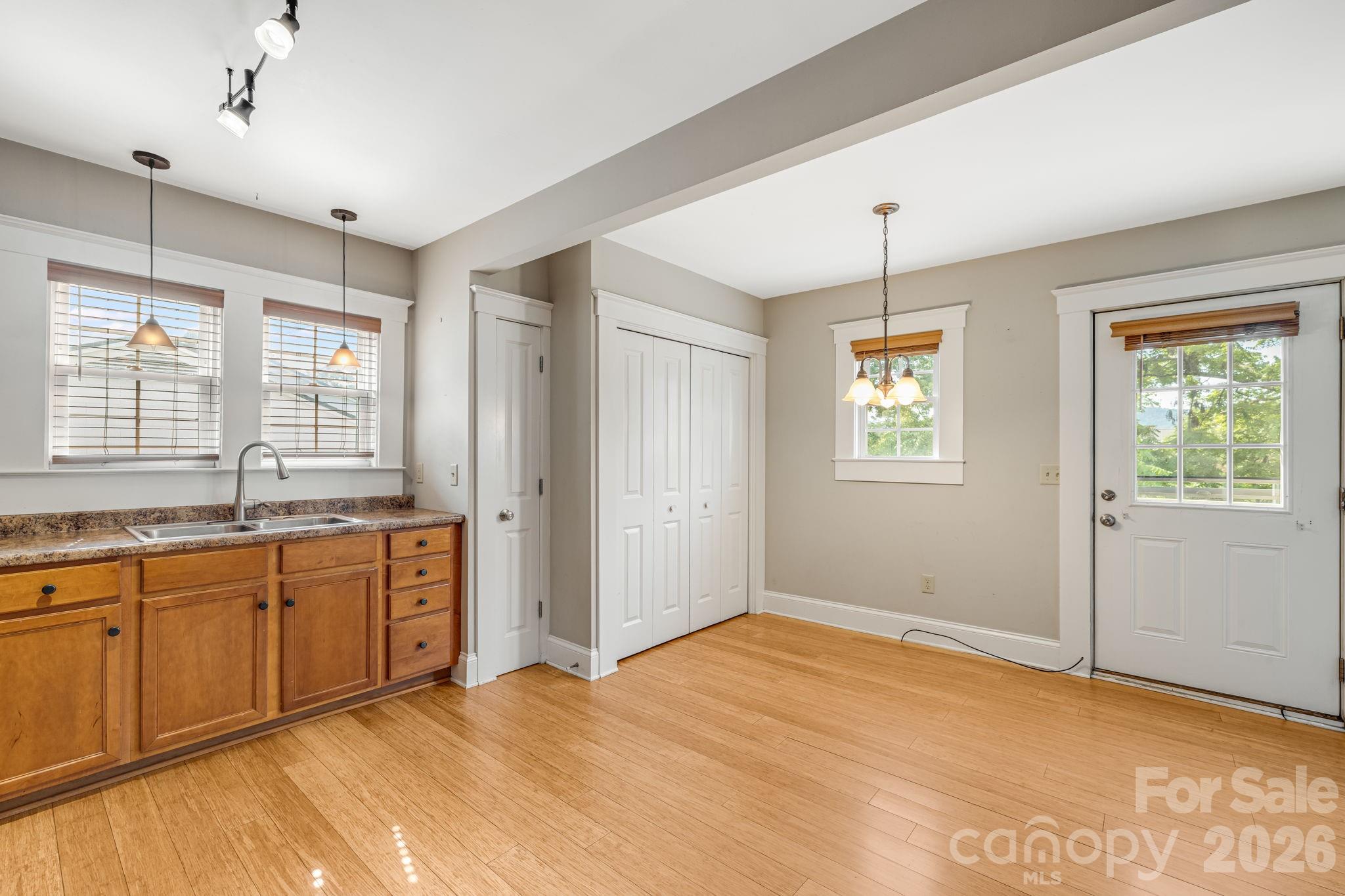 1 Hamburg Mountain Road — Weaverville
