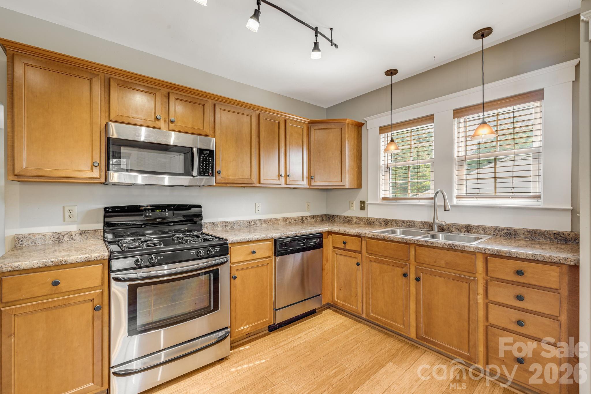 1 Hamburg Mountain Road — Weaverville