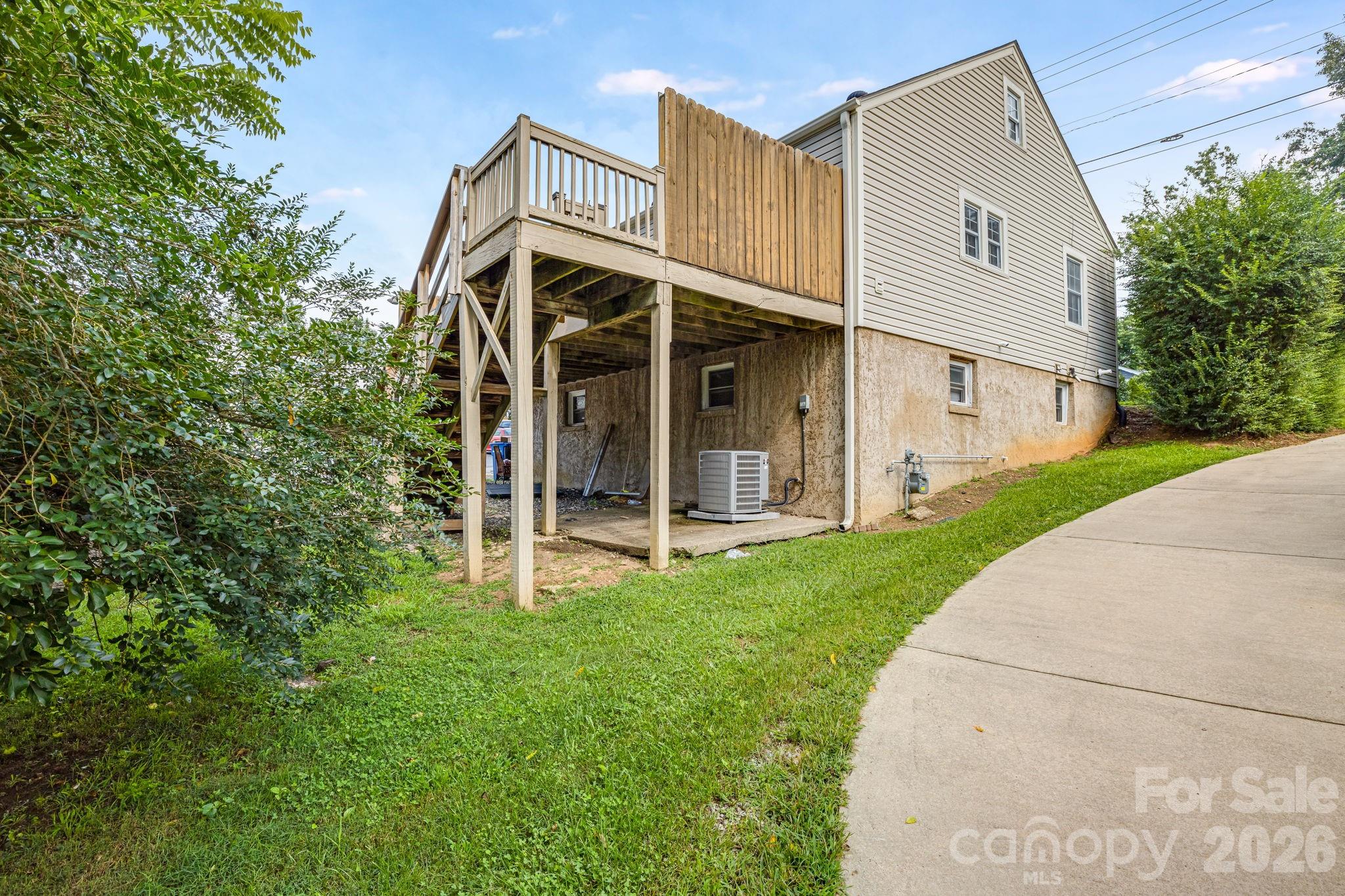 1 Hamburg Mountain Road — Weaverville