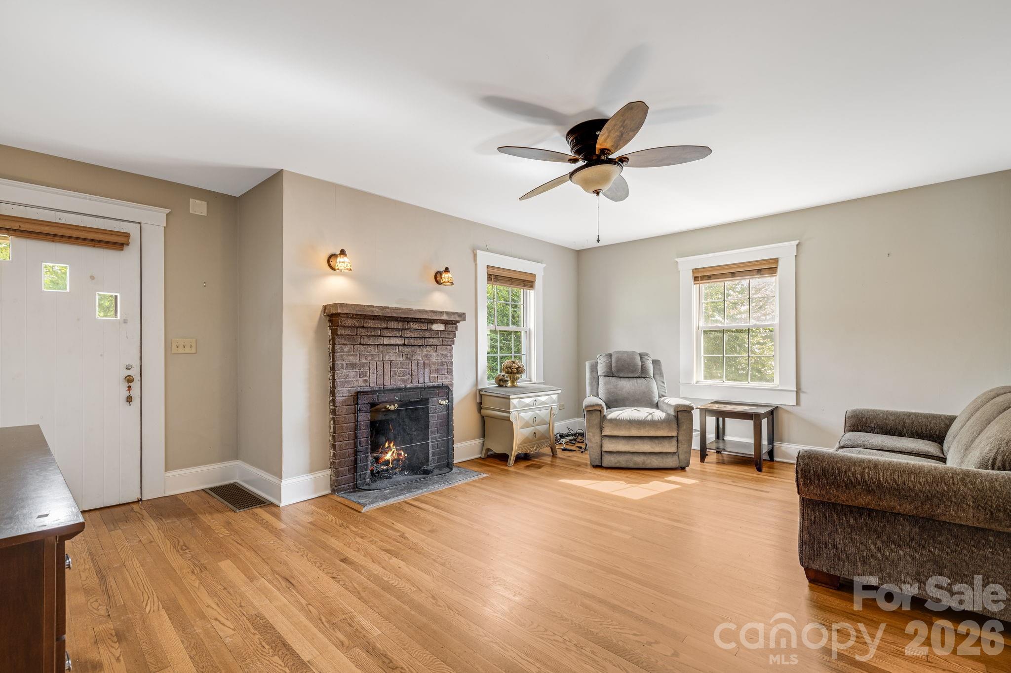 1 Hamburg Mountain Road — Weaverville