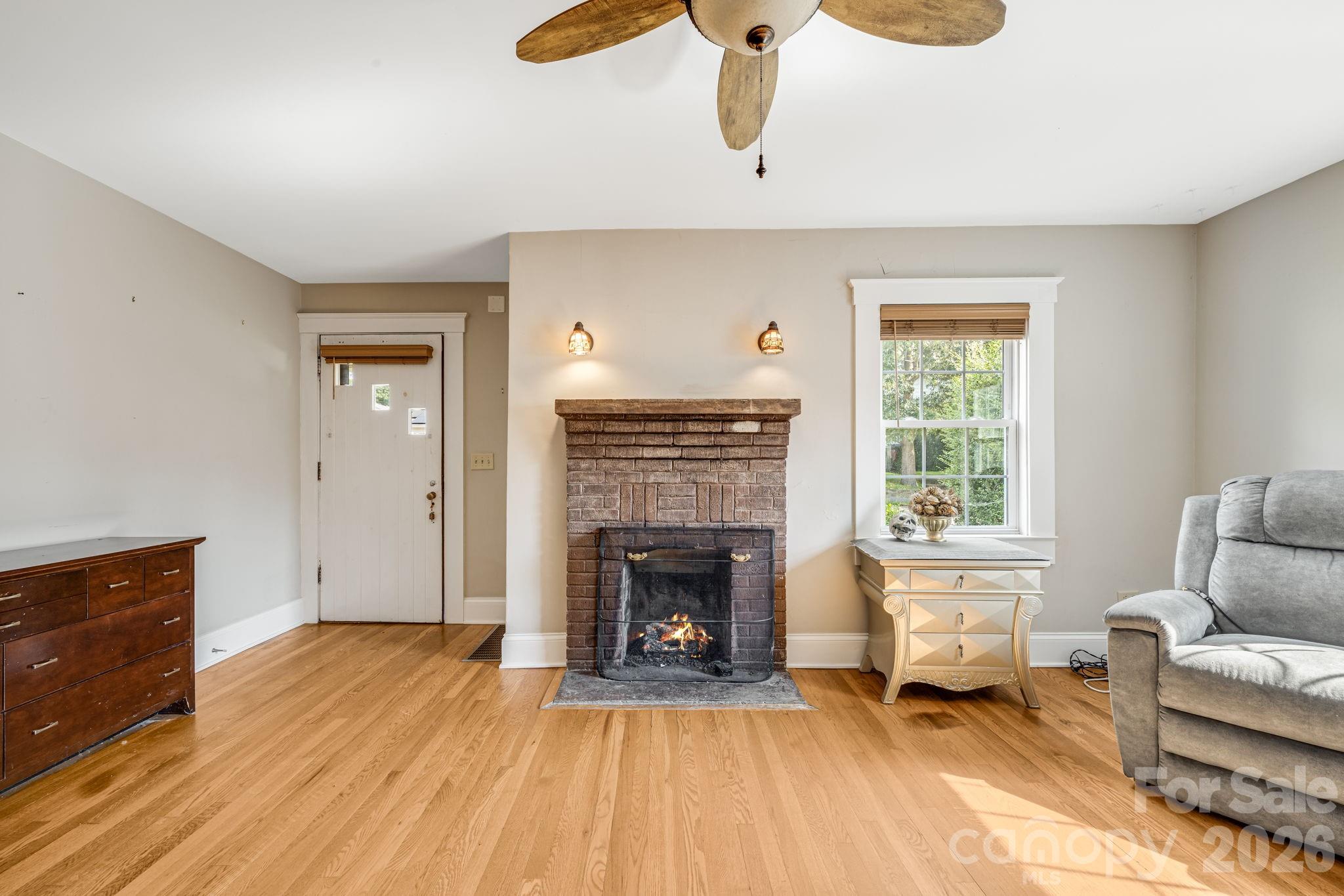 1 Hamburg Mountain Road — Weaverville