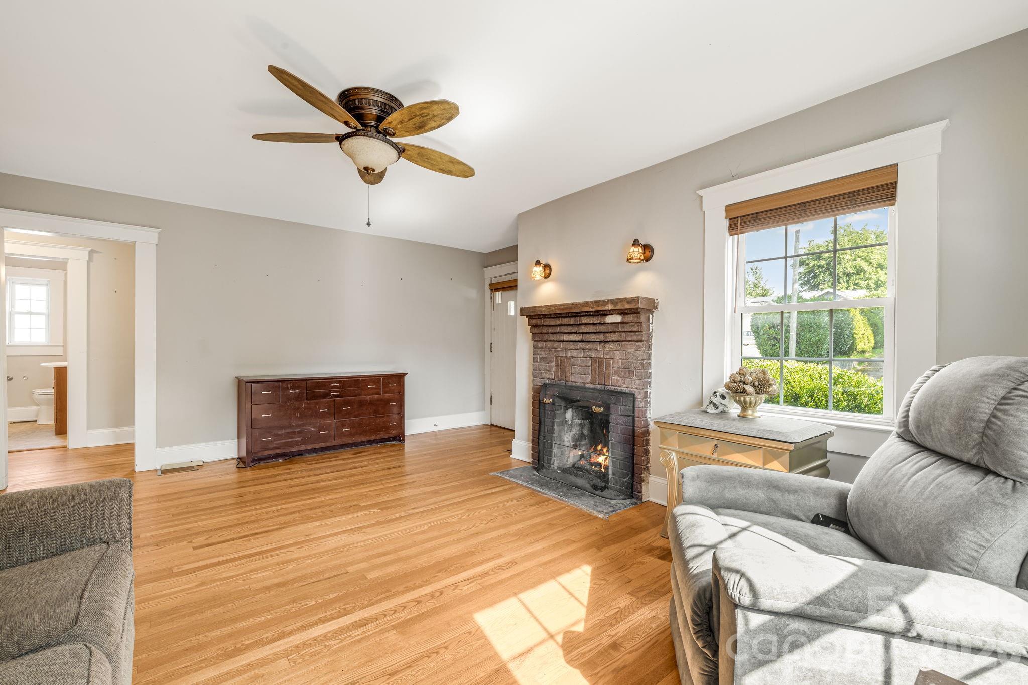1 Hamburg Mountain Road — Weaverville