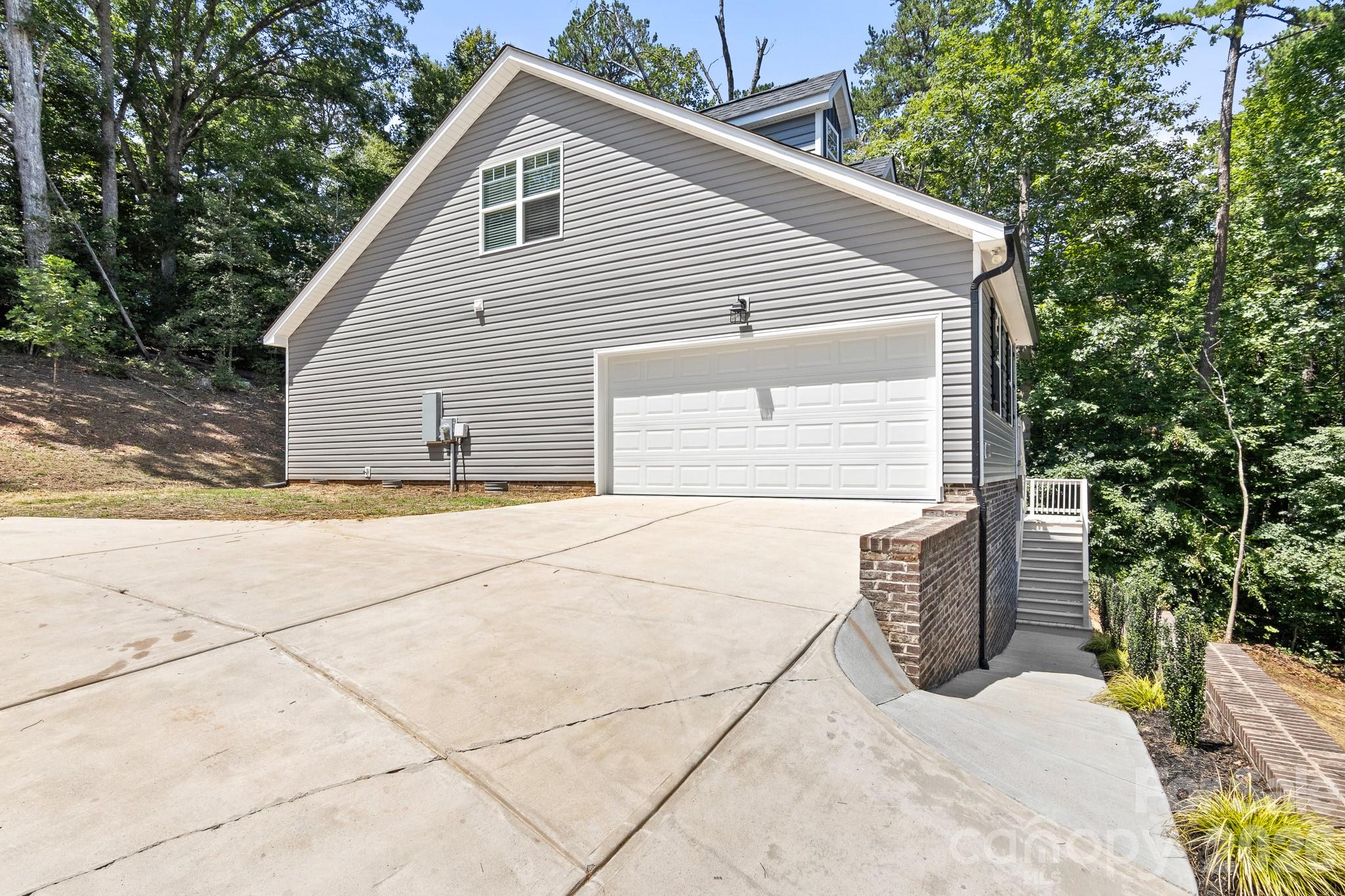 2595 Henry Falls Drive — Hickory