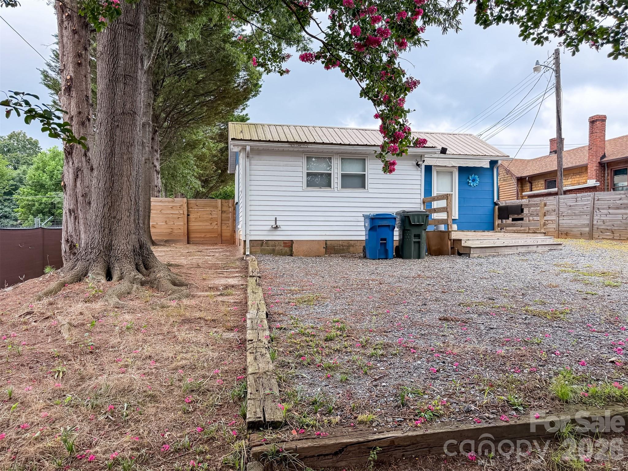 29 10th Street SE — Hickory