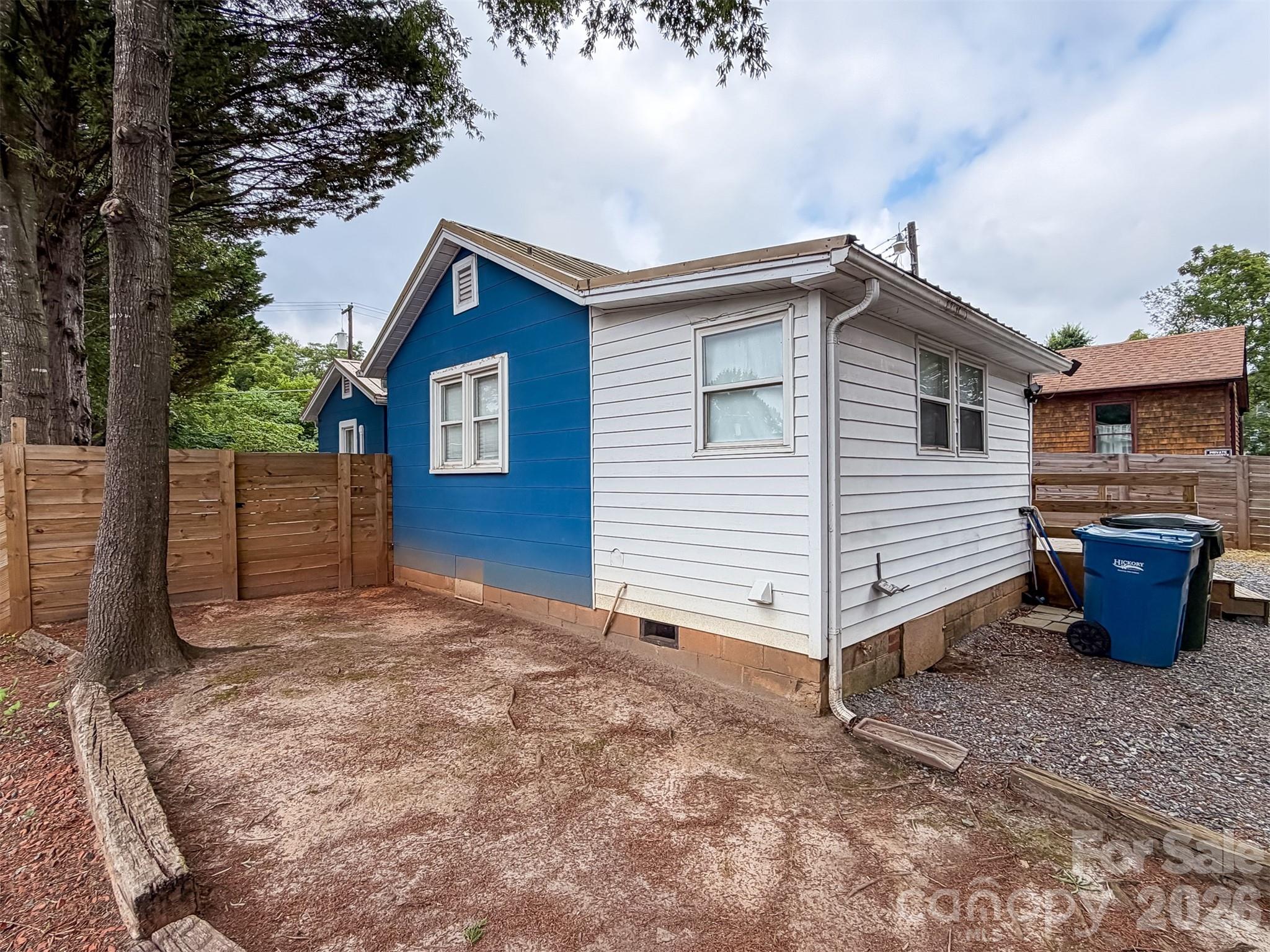 29 10th Street SE — Hickory