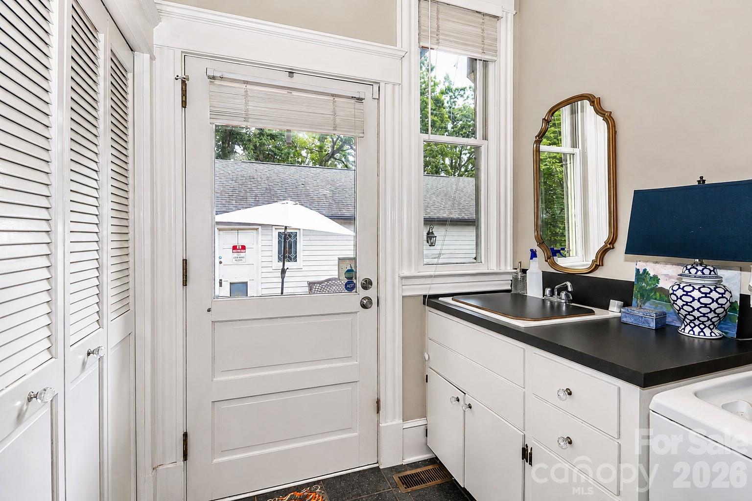 804 E Broad Street — Statesville