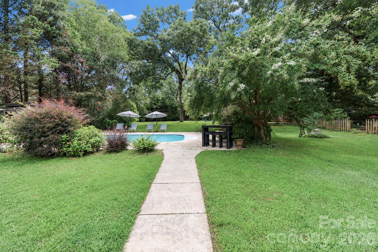 804 E Broad Street — Statesville