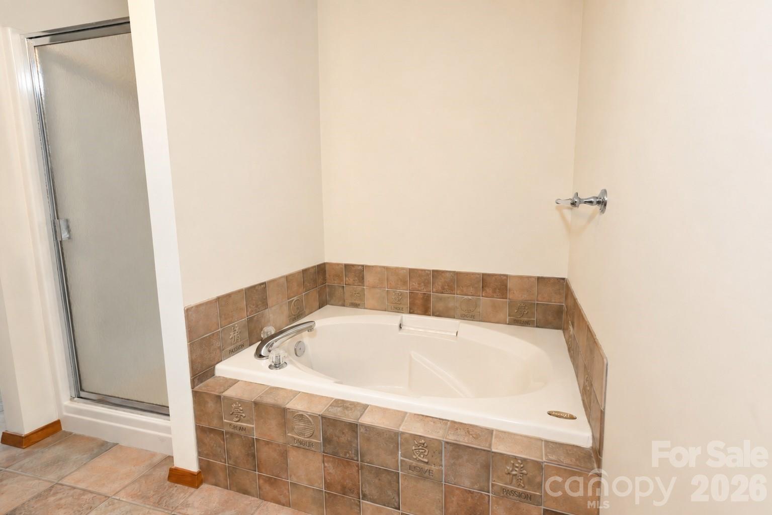3711 Blendwood Lane NE — Hickory