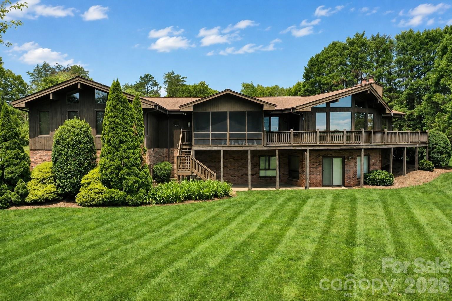 3711 Blendwood Lane NE — Hickory