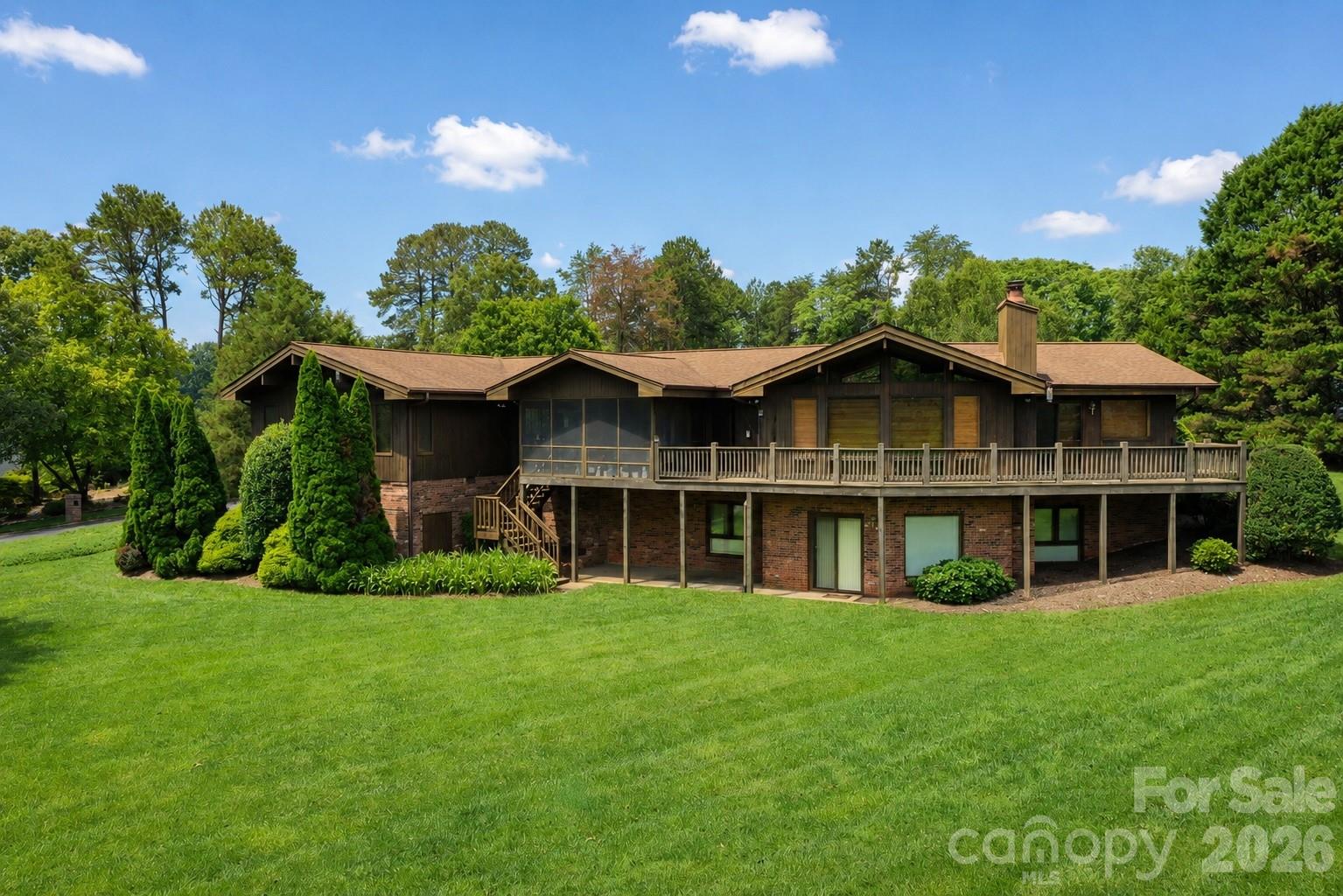 3711 Blendwood Lane NE — Hickory