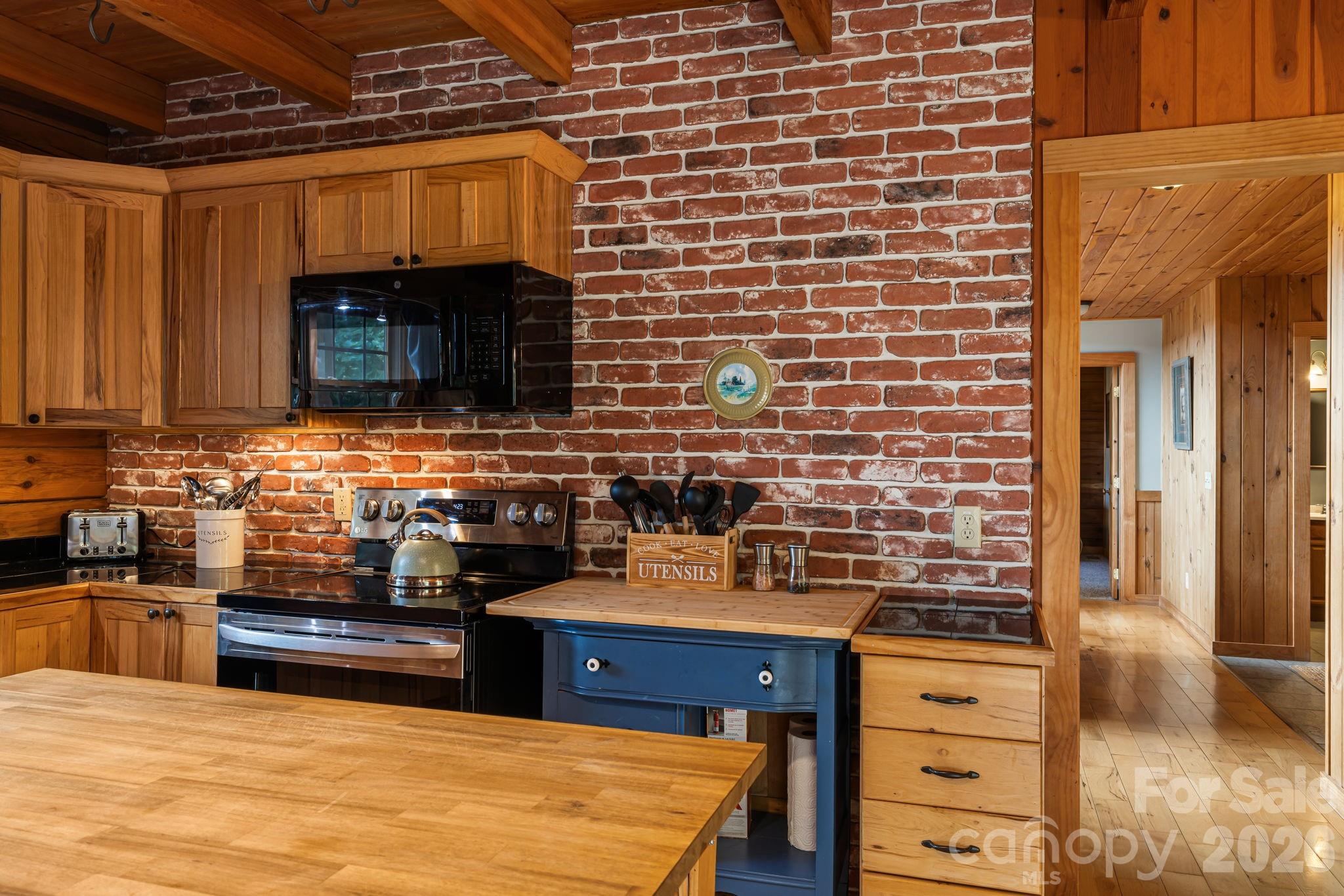 515 Raccoon Branch Road — Green Mountain