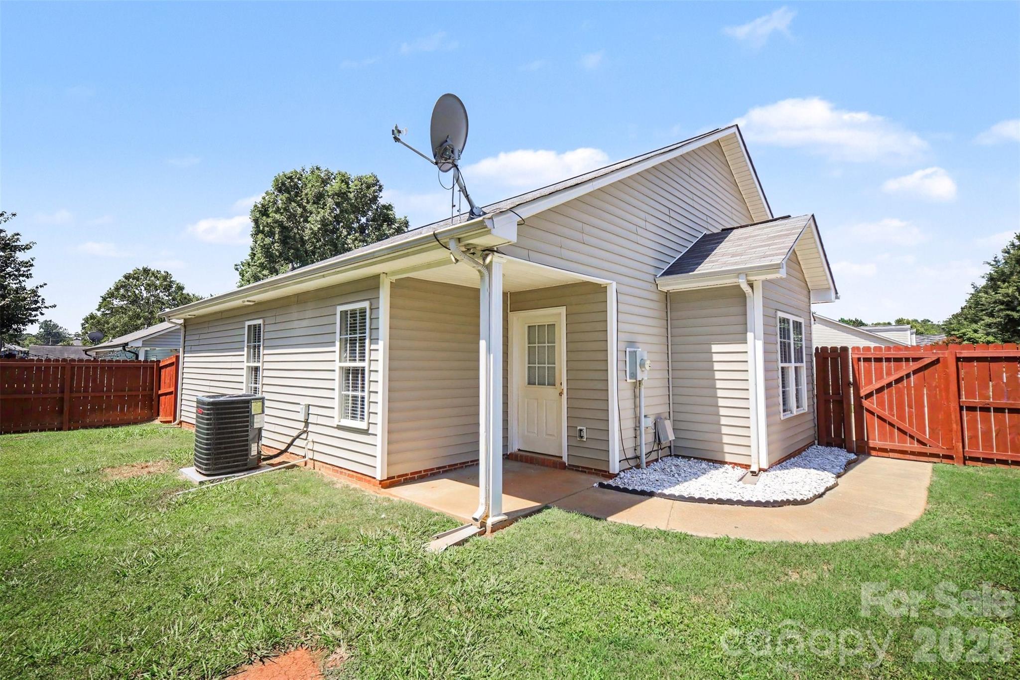 304 Llewellyn Street — Belmont