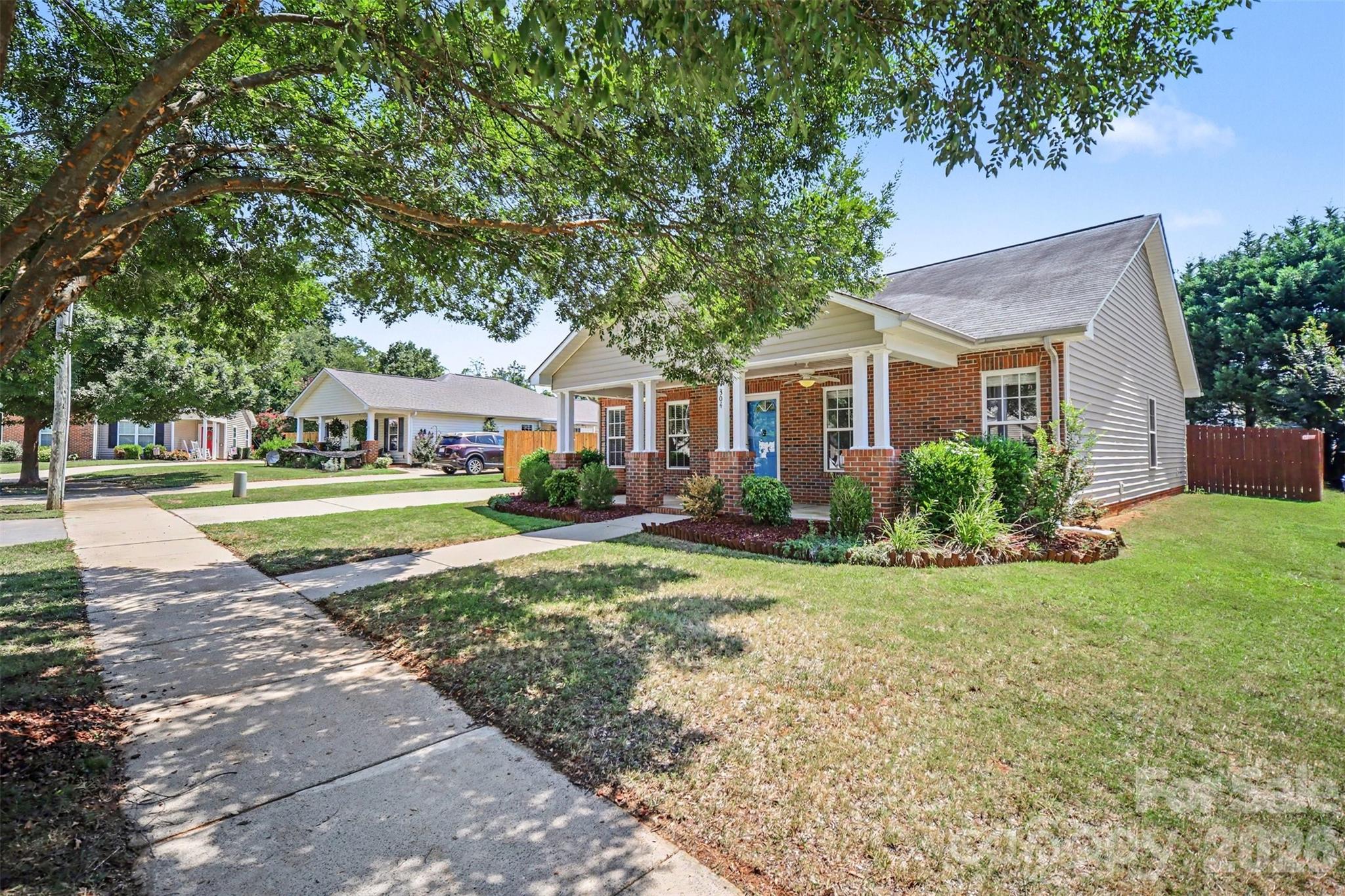 304 Llewellyn Street — Belmont