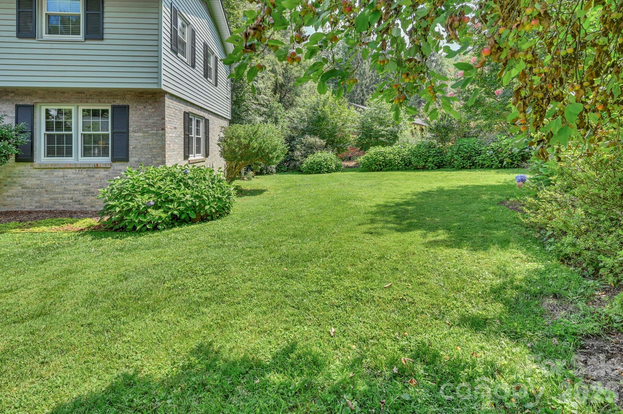 307 Woodland Trail — Laurel Park