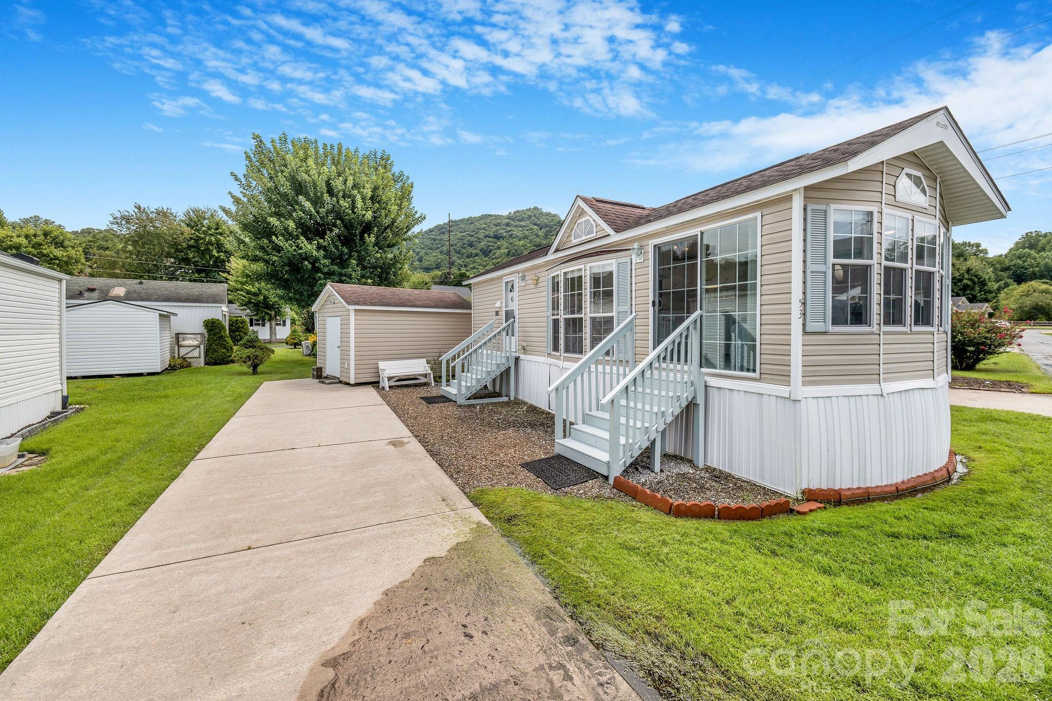 53 Strollers Lane — Waynesville
