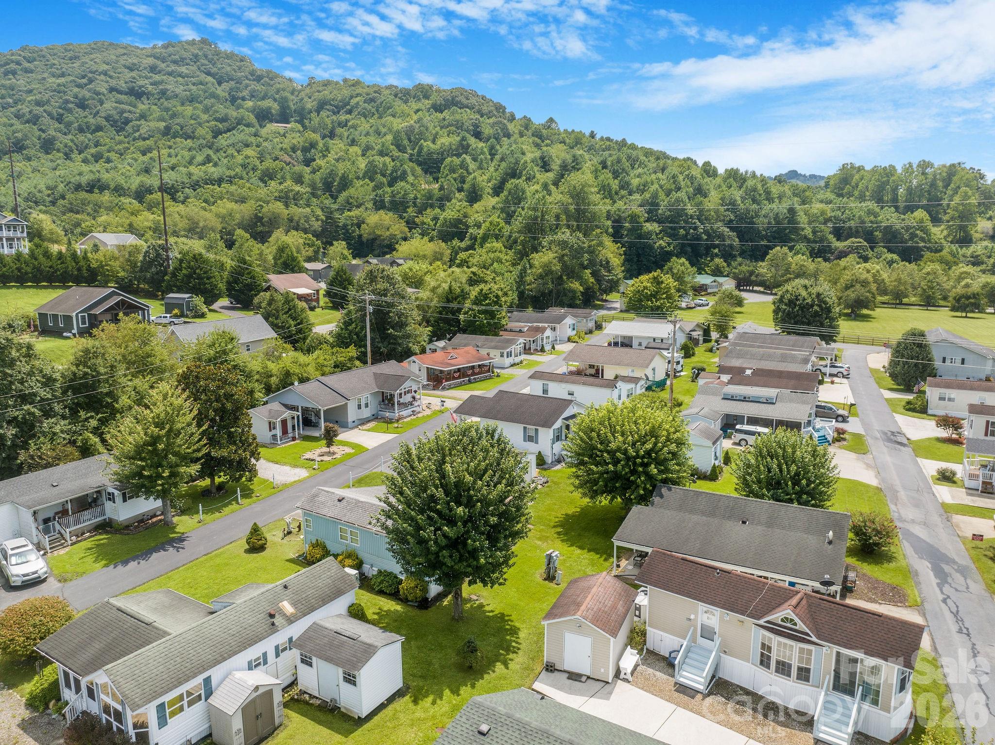 53 Strollers Lane — Waynesville