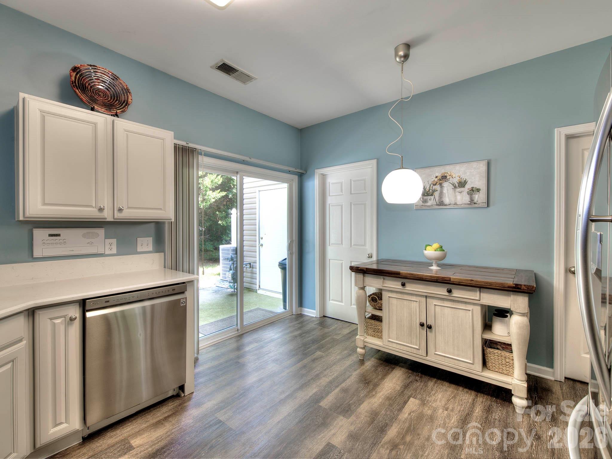 2963 Little Stream Court — Matthews