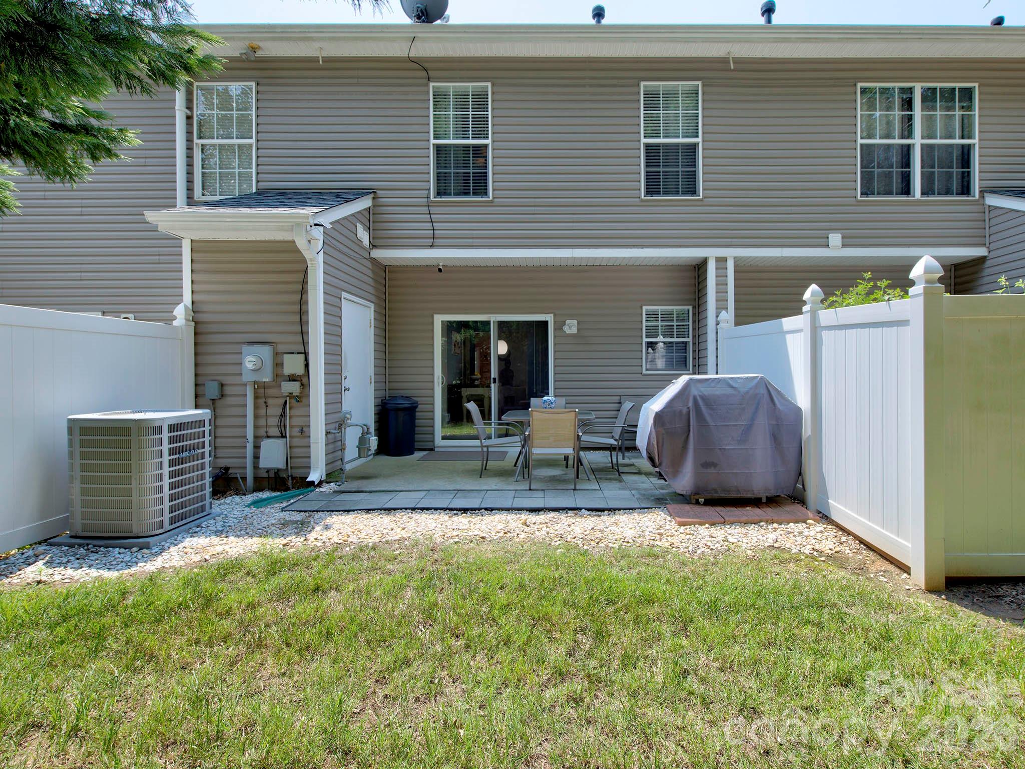 2963 Little Stream Court — Matthews