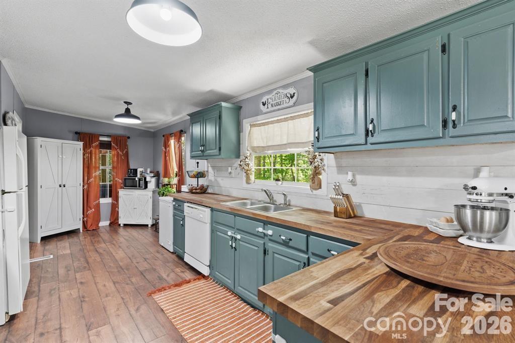 122 Fallswood Court — Hendersonville