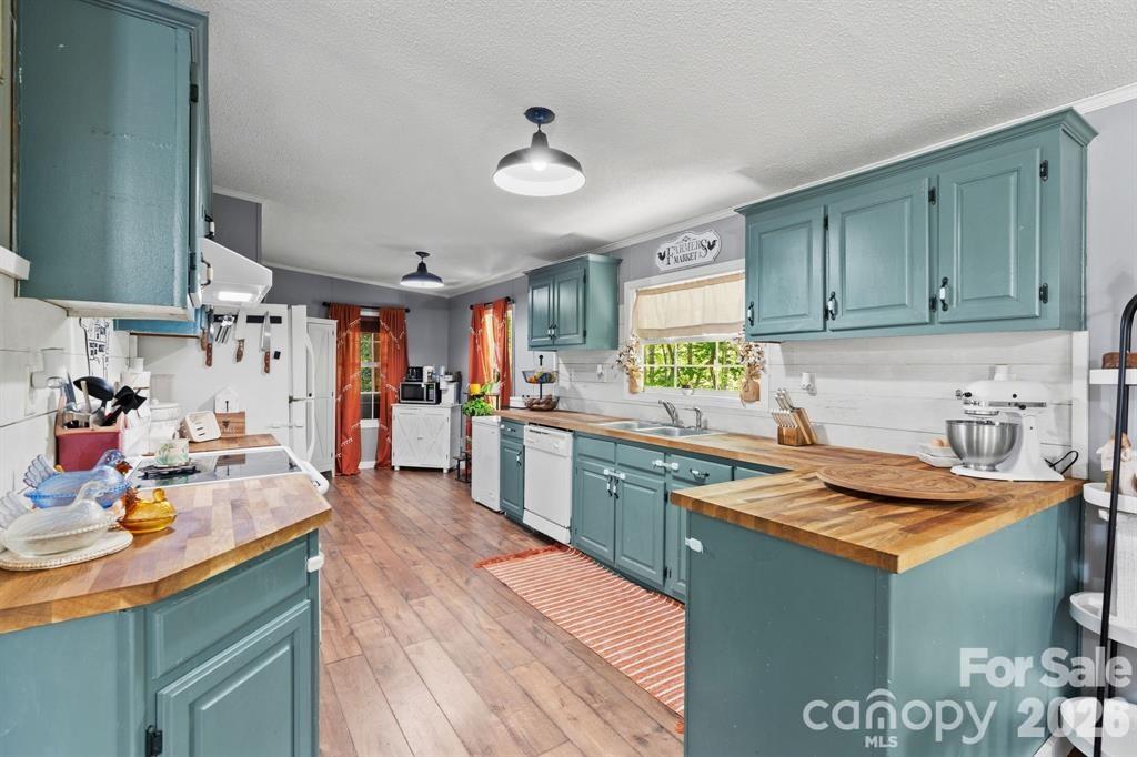 122 Fallswood Court — Hendersonville