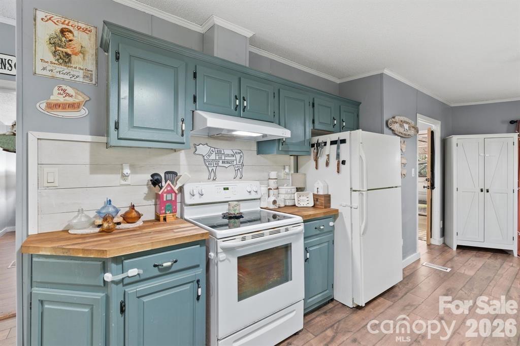 122 Fallswood Court — Hendersonville