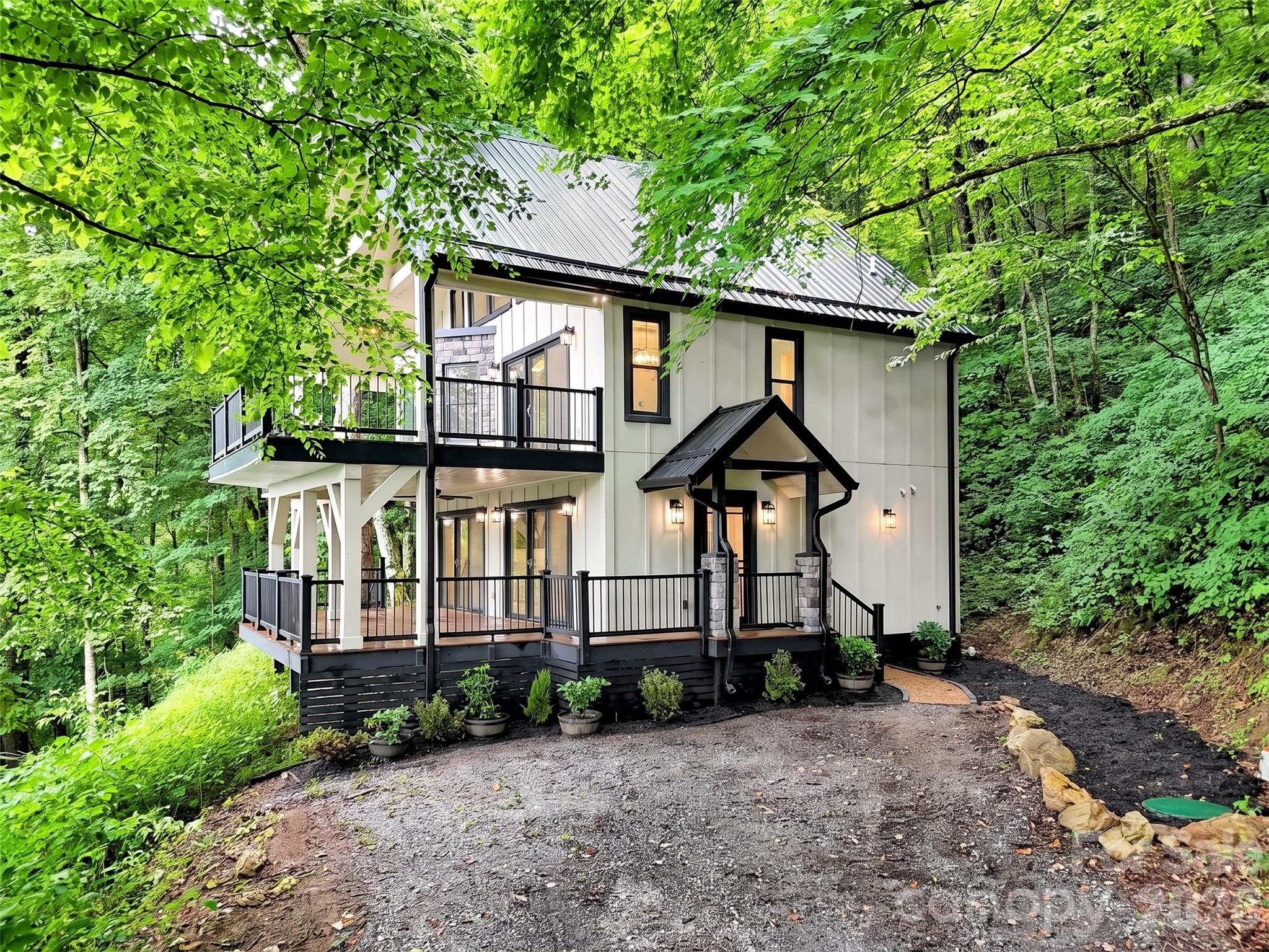 1551 Apple Creek Road — Waynesville