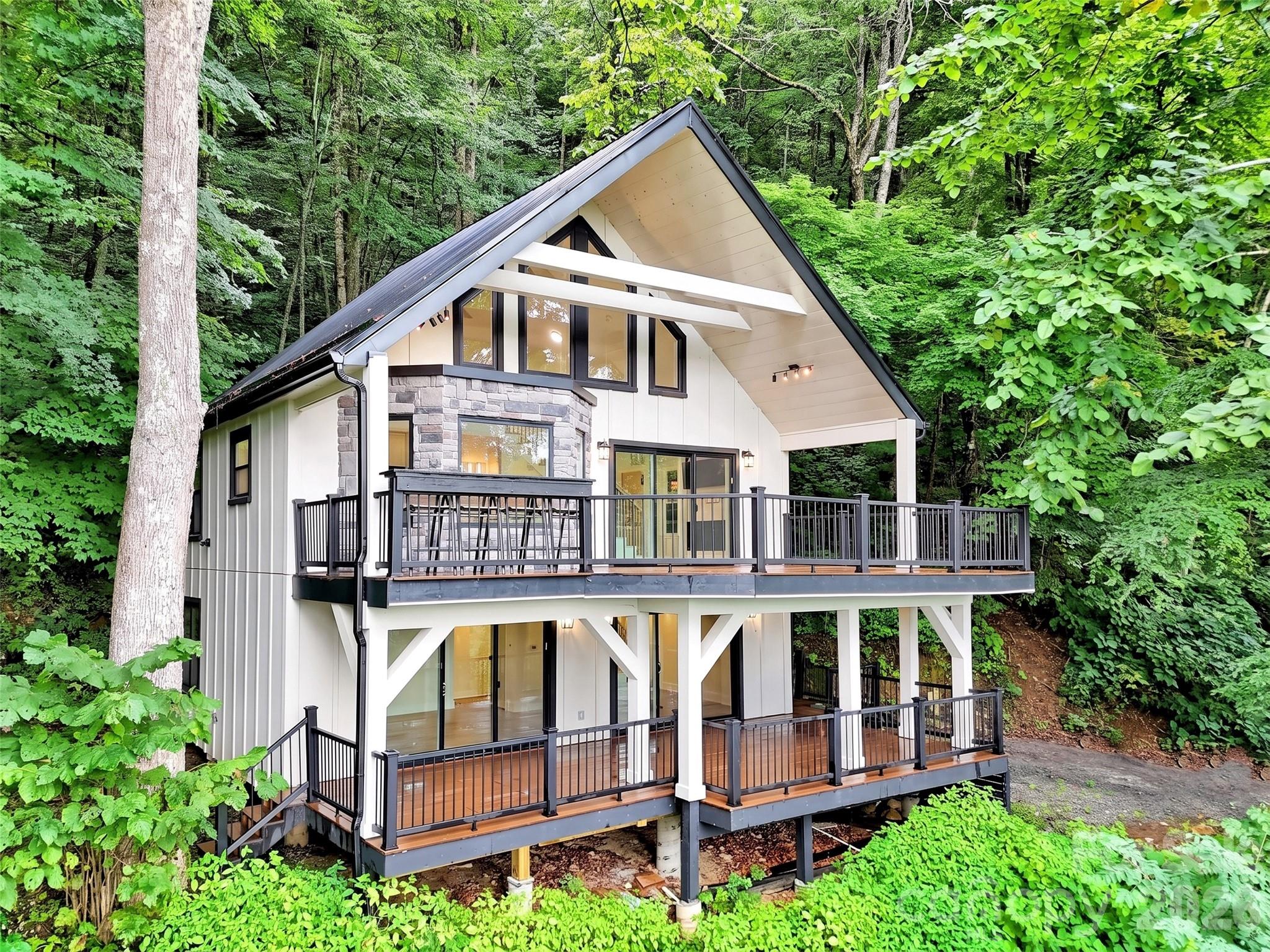 1551 Apple Creek Road — Waynesville
