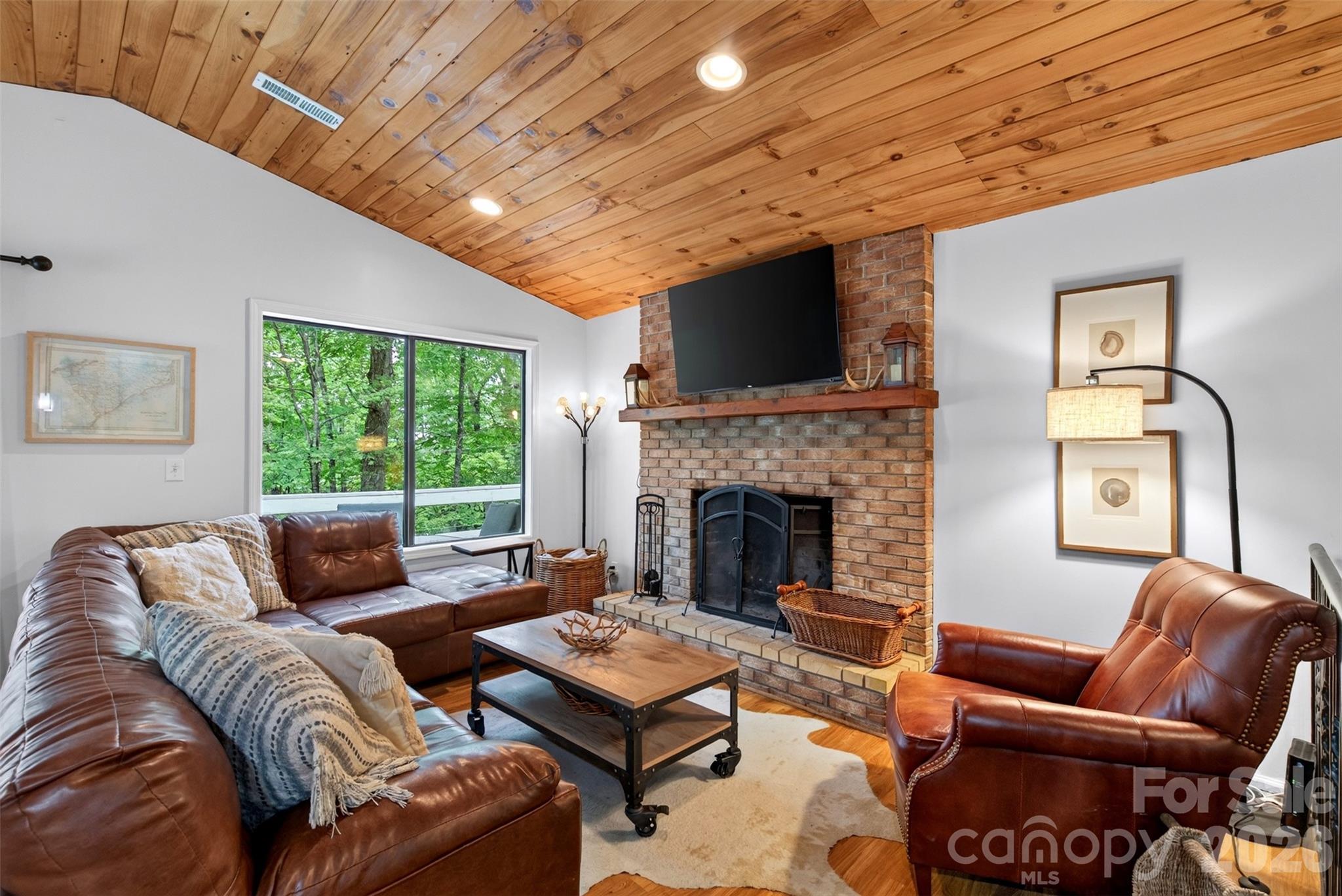 2 Bear Rock Loop Road — Hendersonville