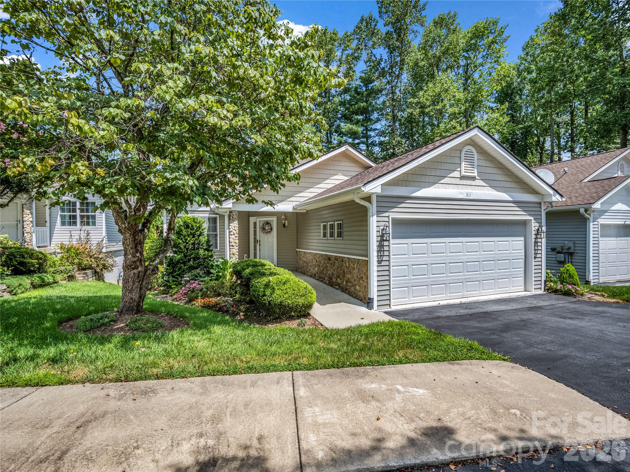 311 Ewarts Hill Road — Hendersonville