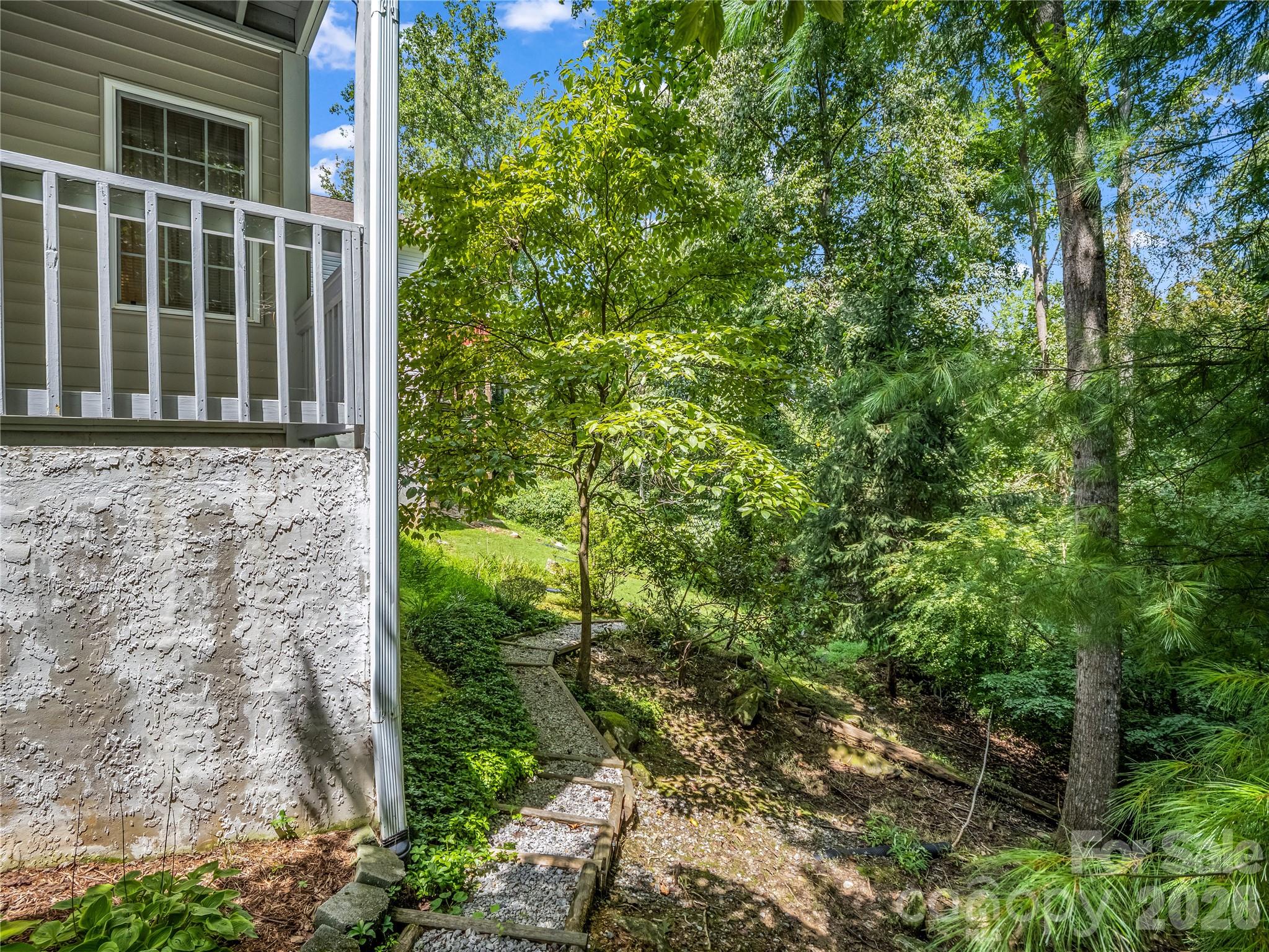 311 Ewarts Hill Road — Hendersonville