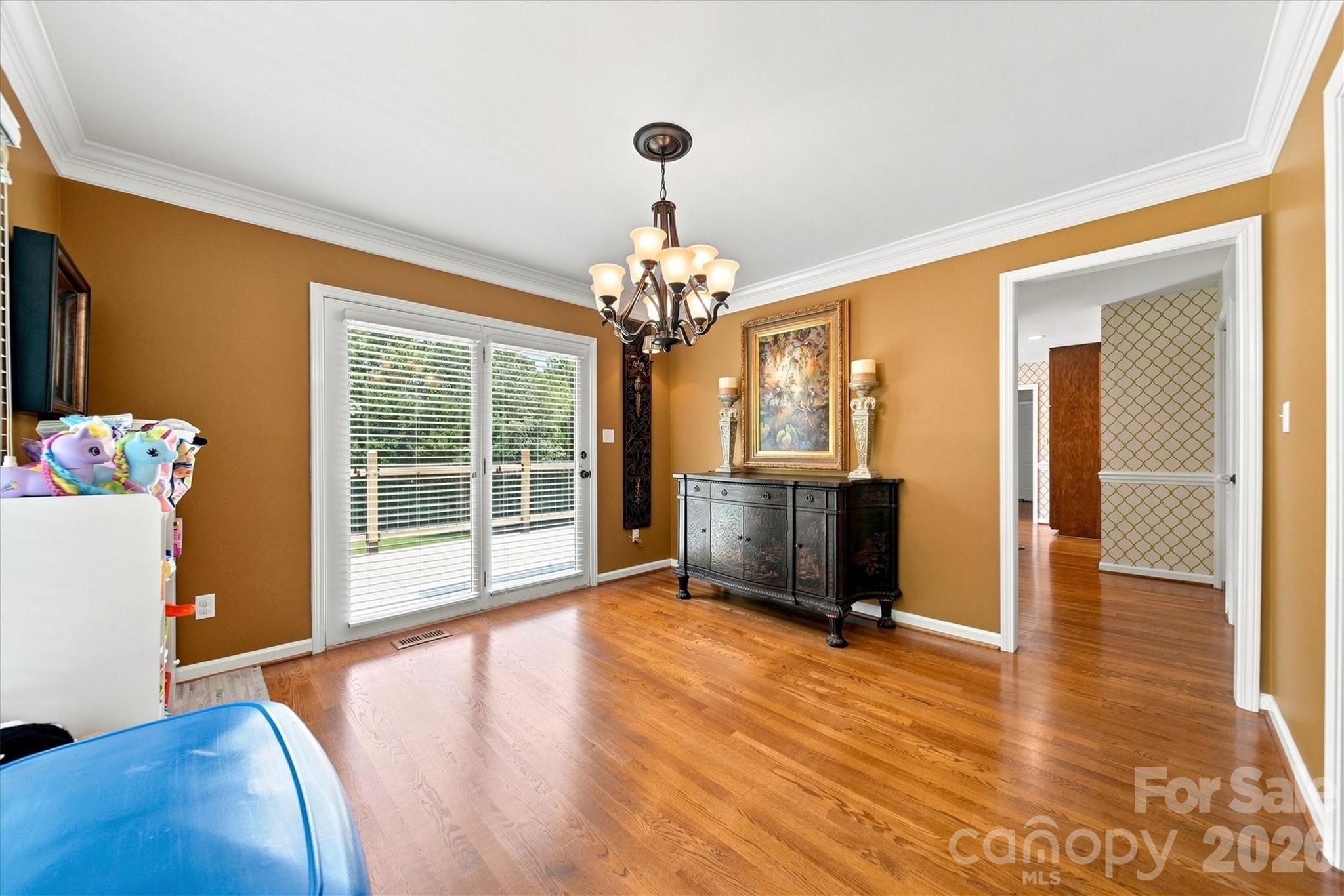 85 Charleston Court — Hickory