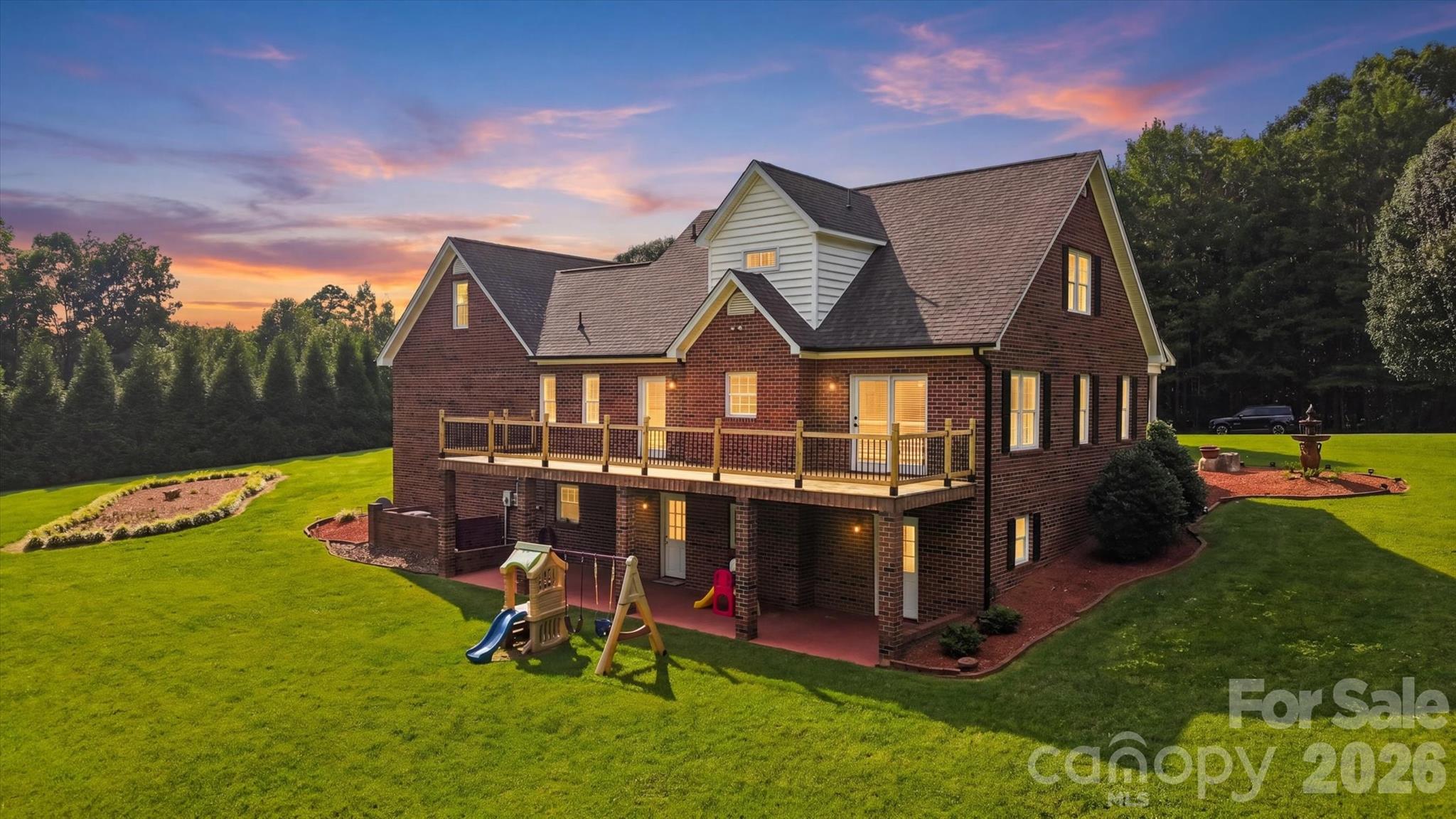 85 Charleston Court — Hickory