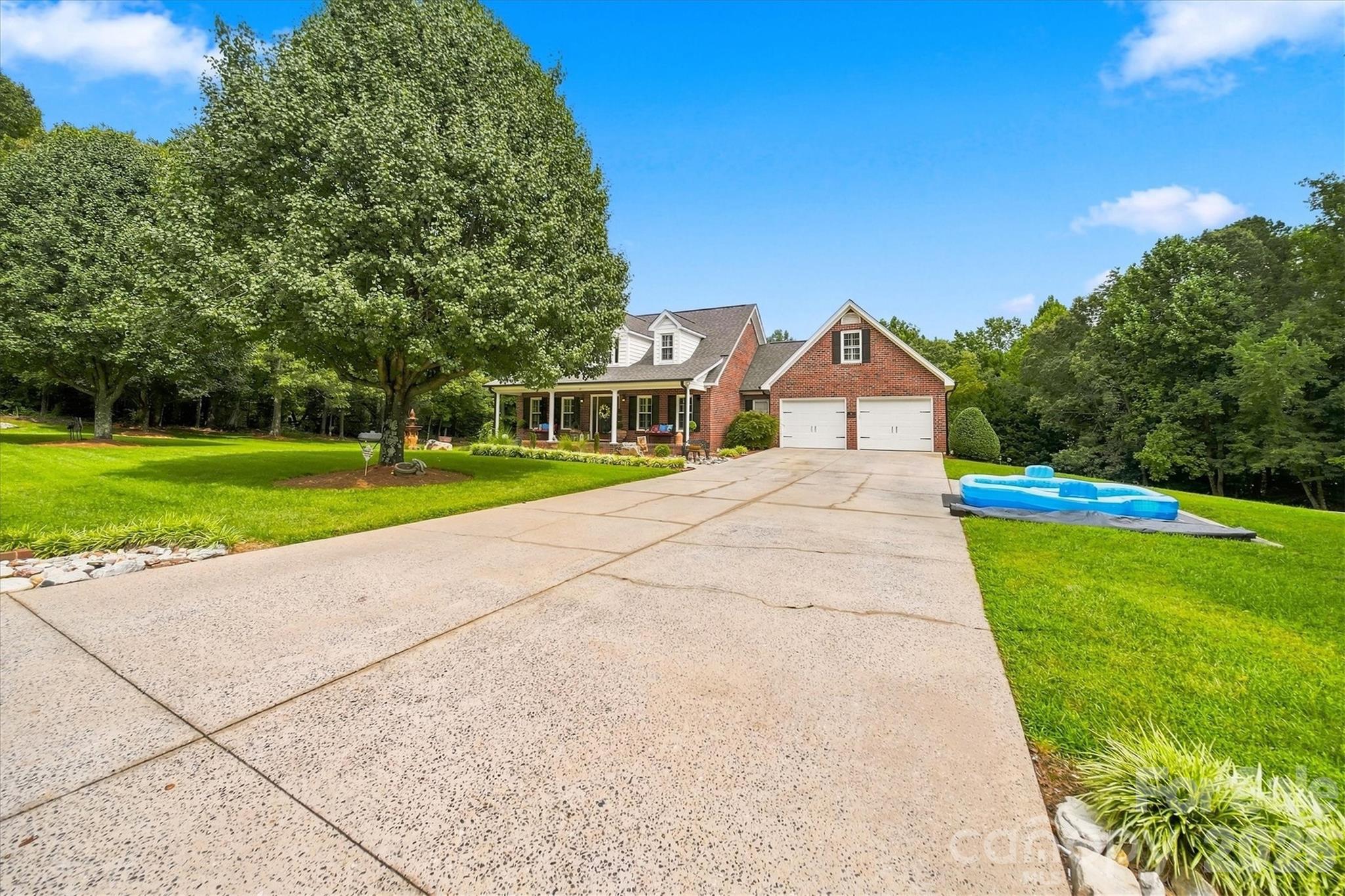 85 Charleston Court — Hickory