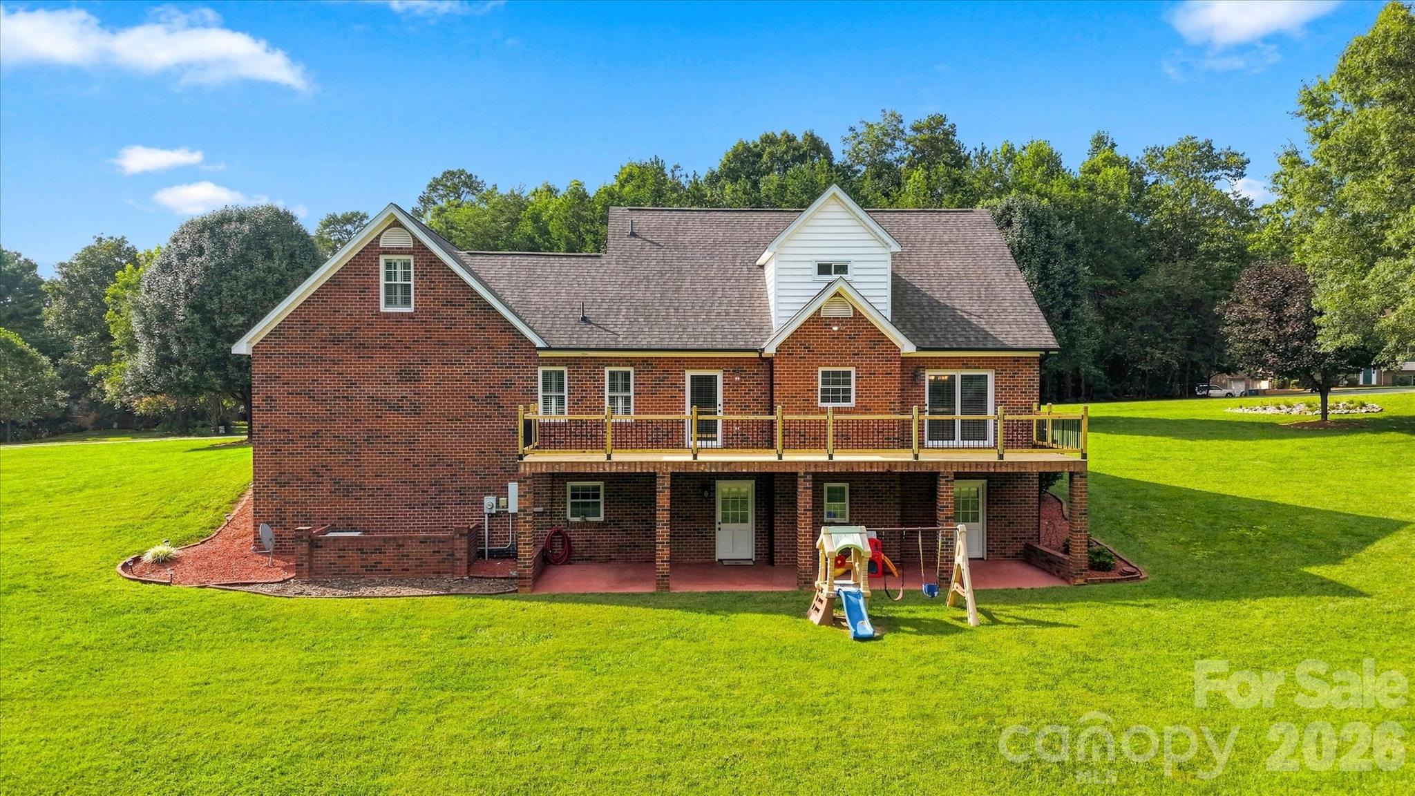 85 Charleston Court — Hickory