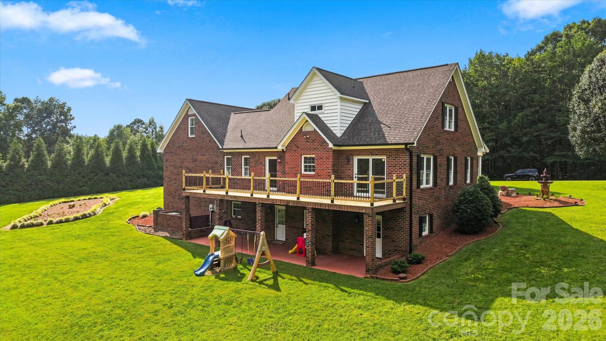 85 Charleston Court — Hickory