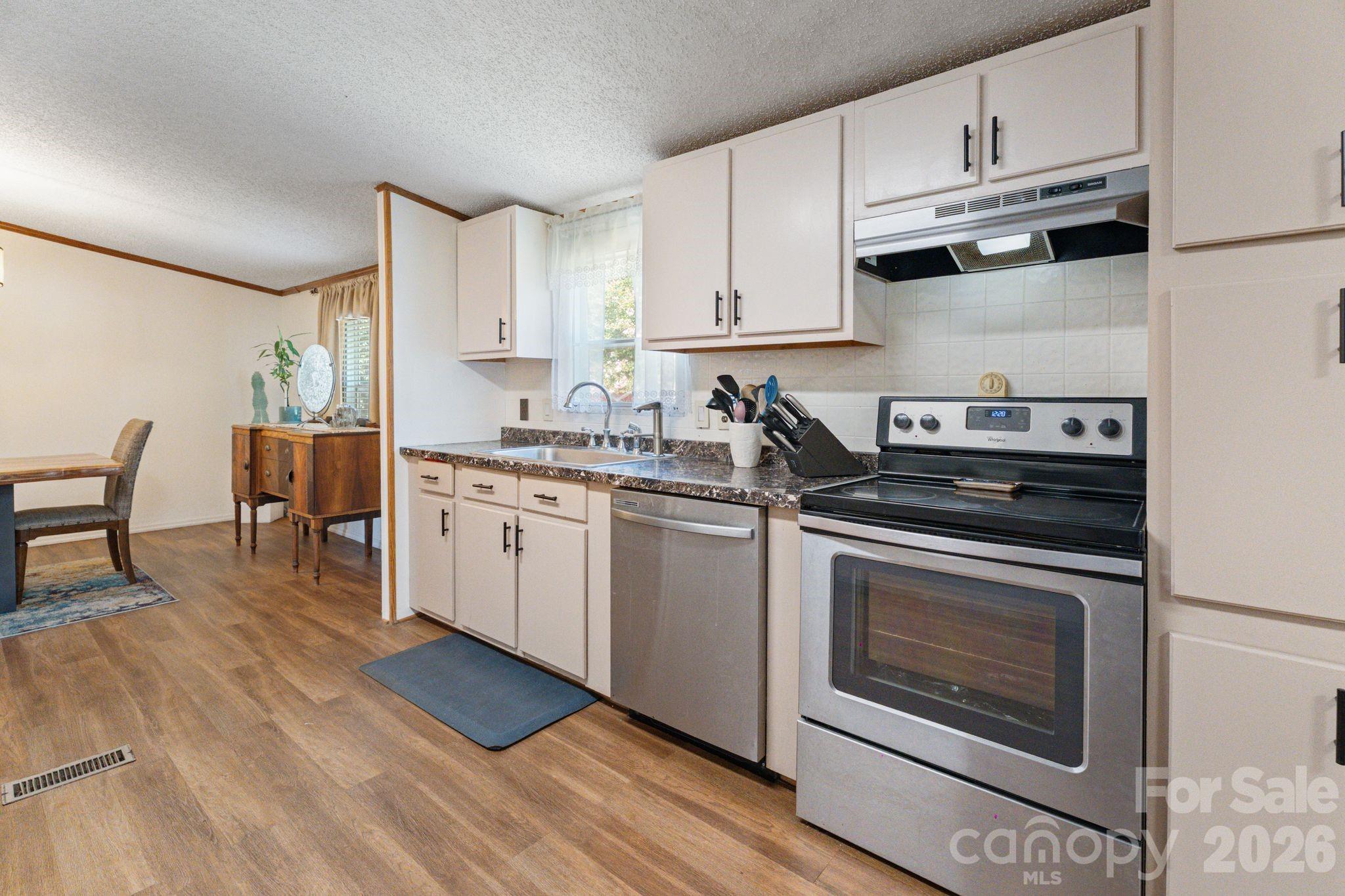 172 Baxter Way — Forest City