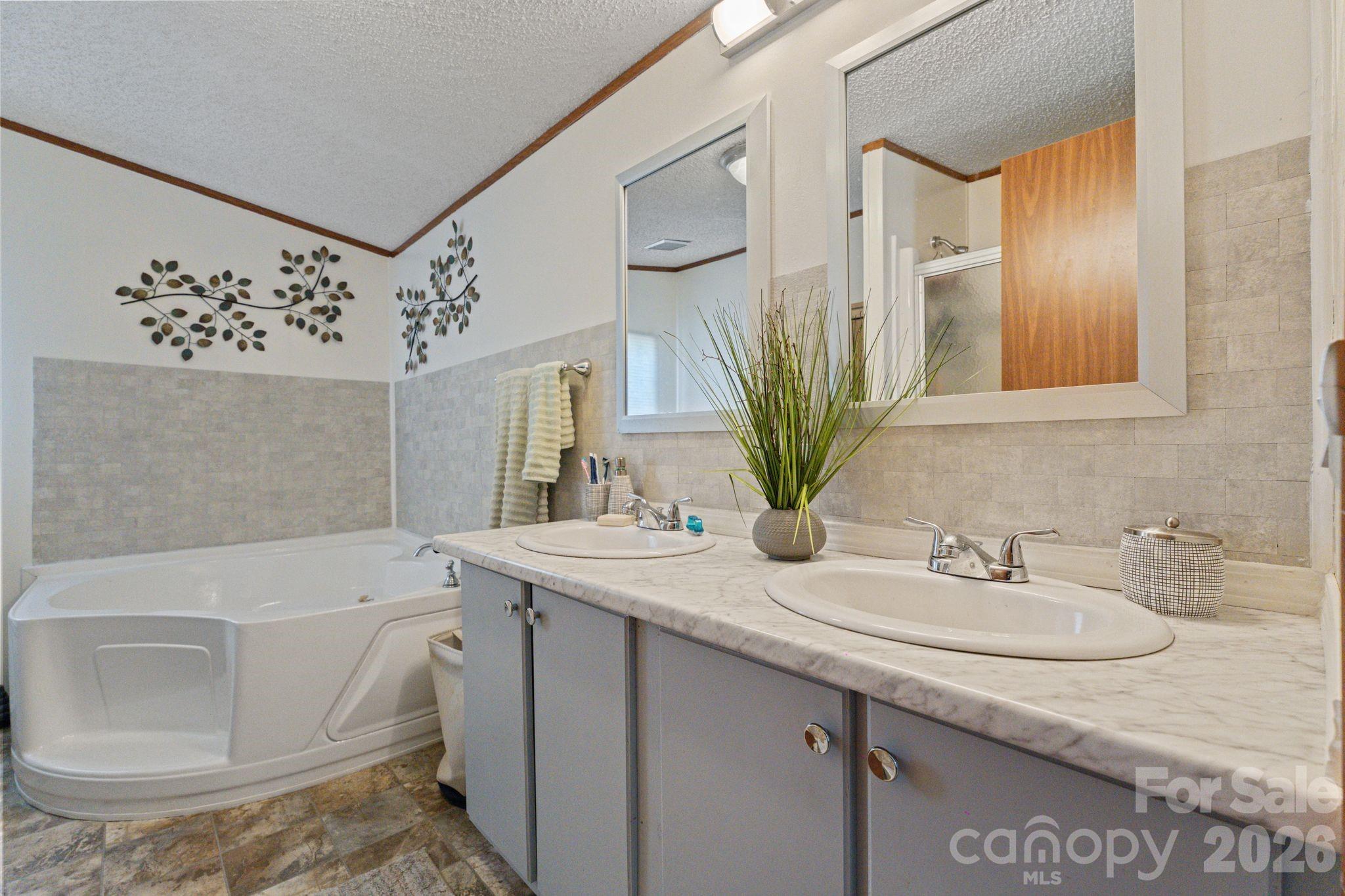 172 Baxter Way — Forest City