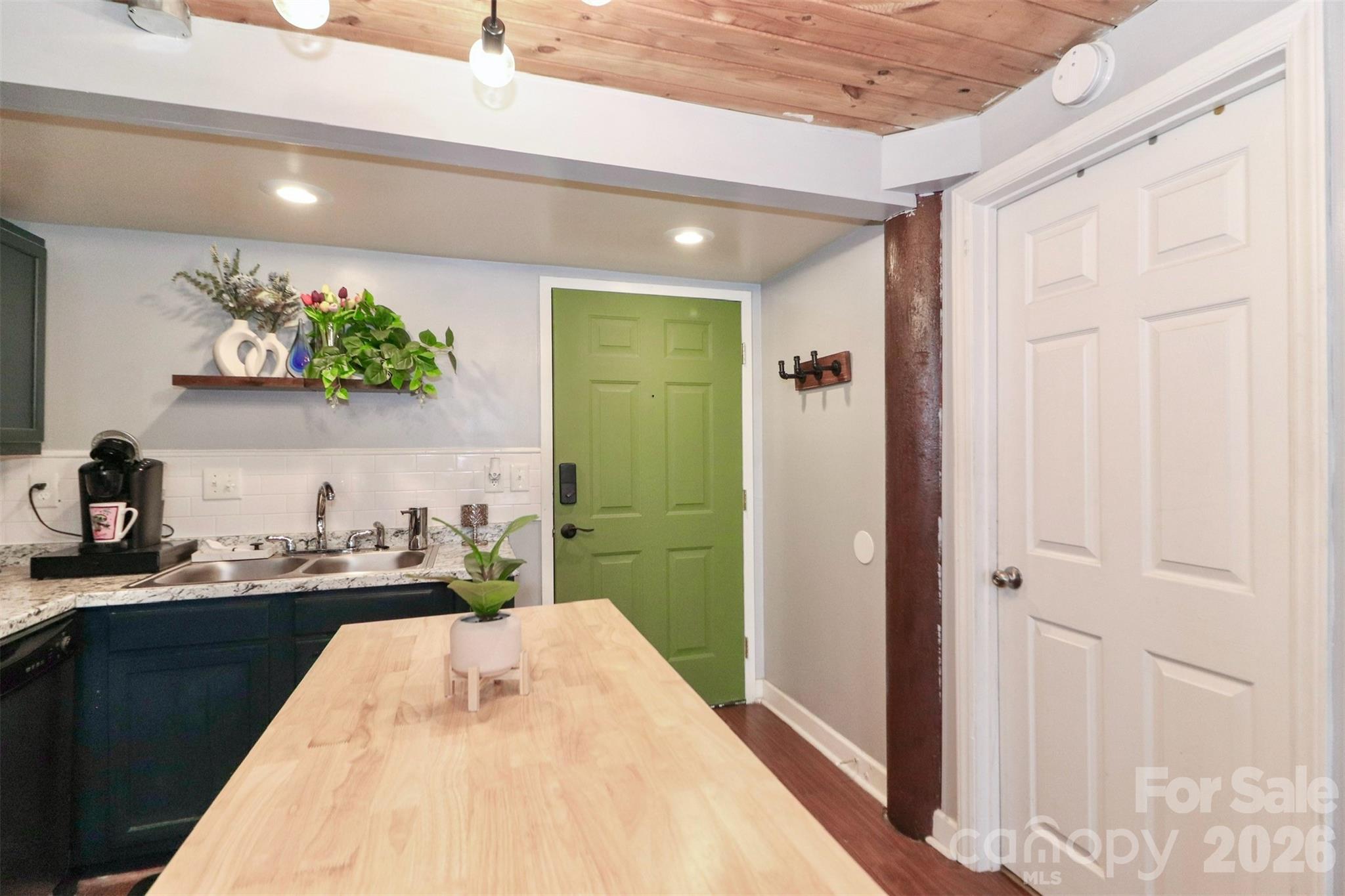 201 S Hoskins Road #315 — Charlotte