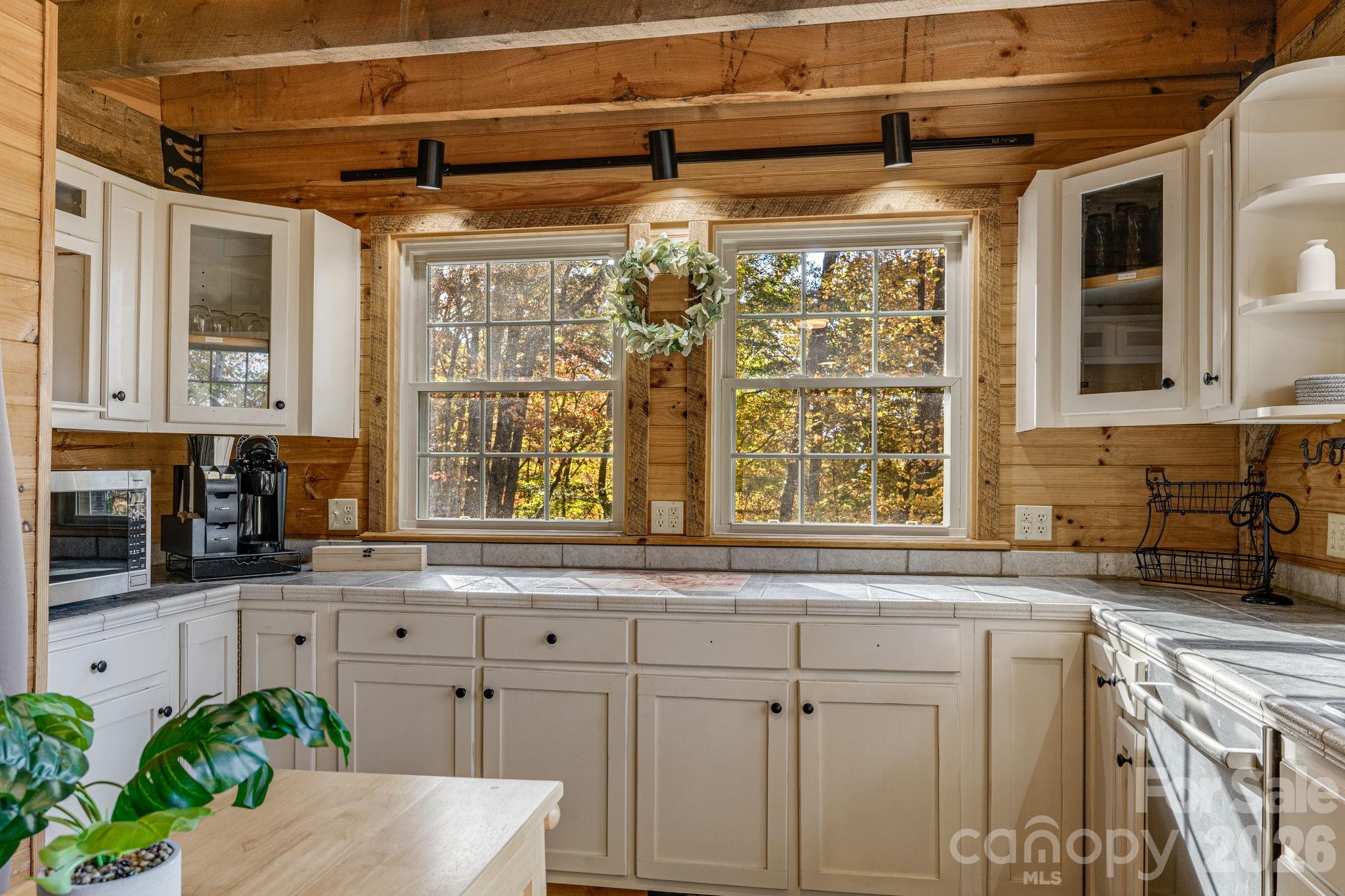 185 Blossom Ridge — Leicester