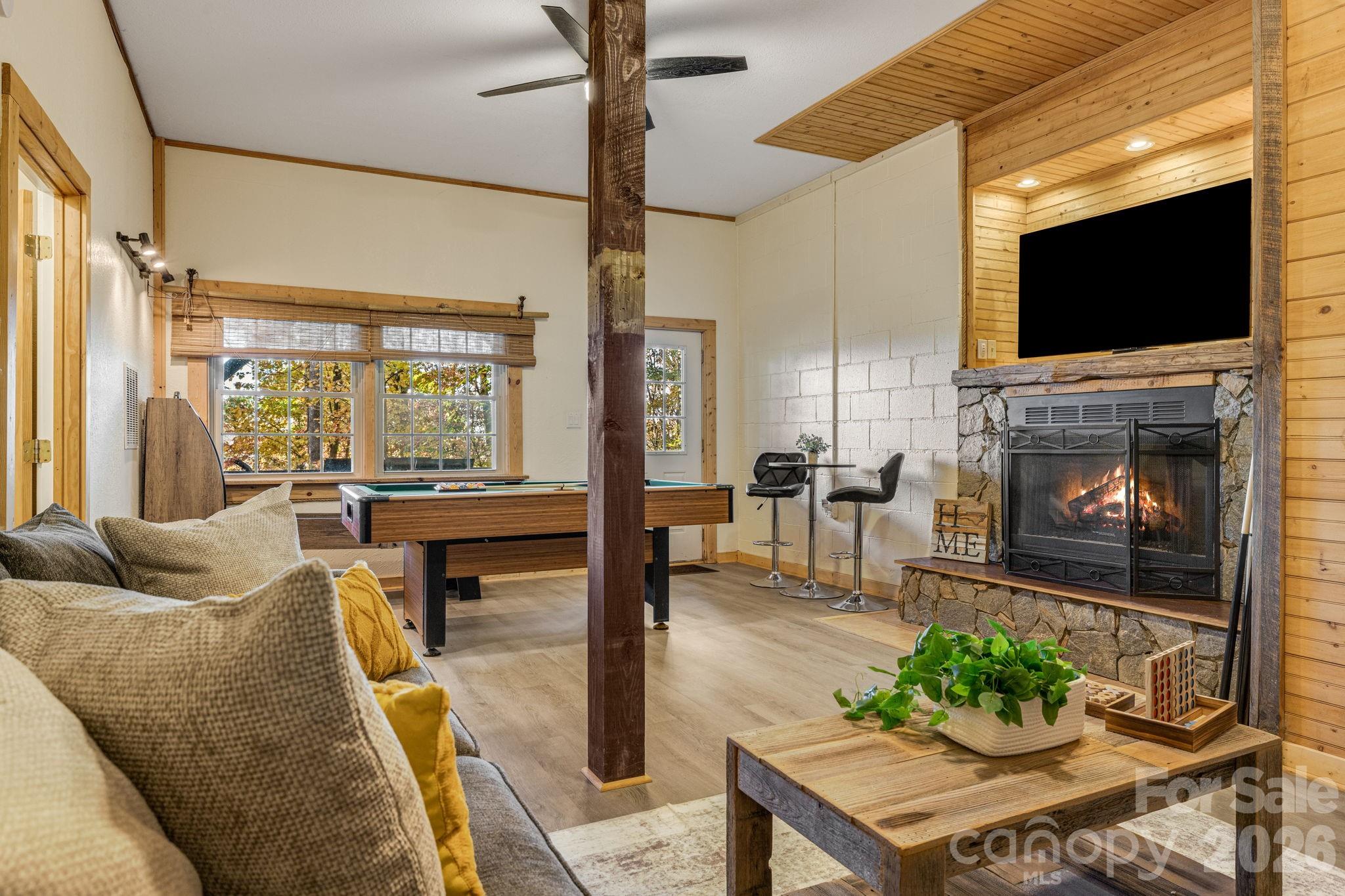 185 Blossom Ridge — Leicester