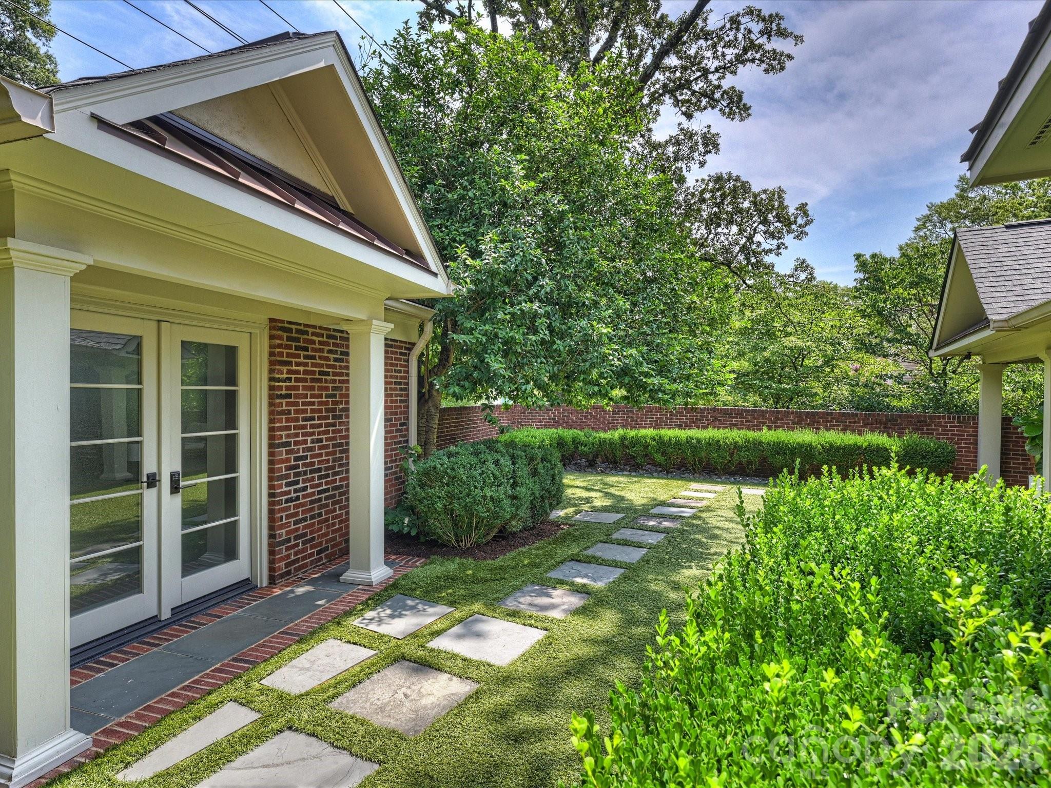 943 Romany Road — Charlotte