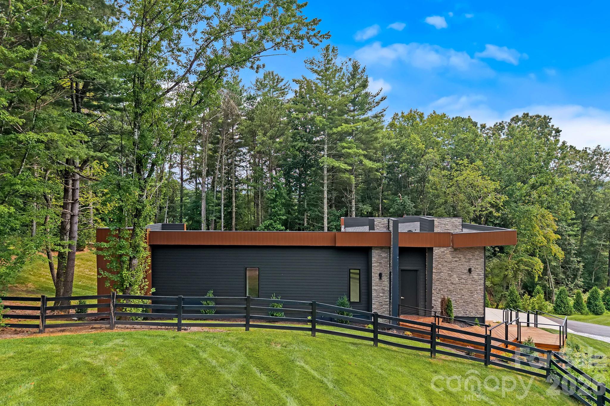 87 Verbania Road — Mills River