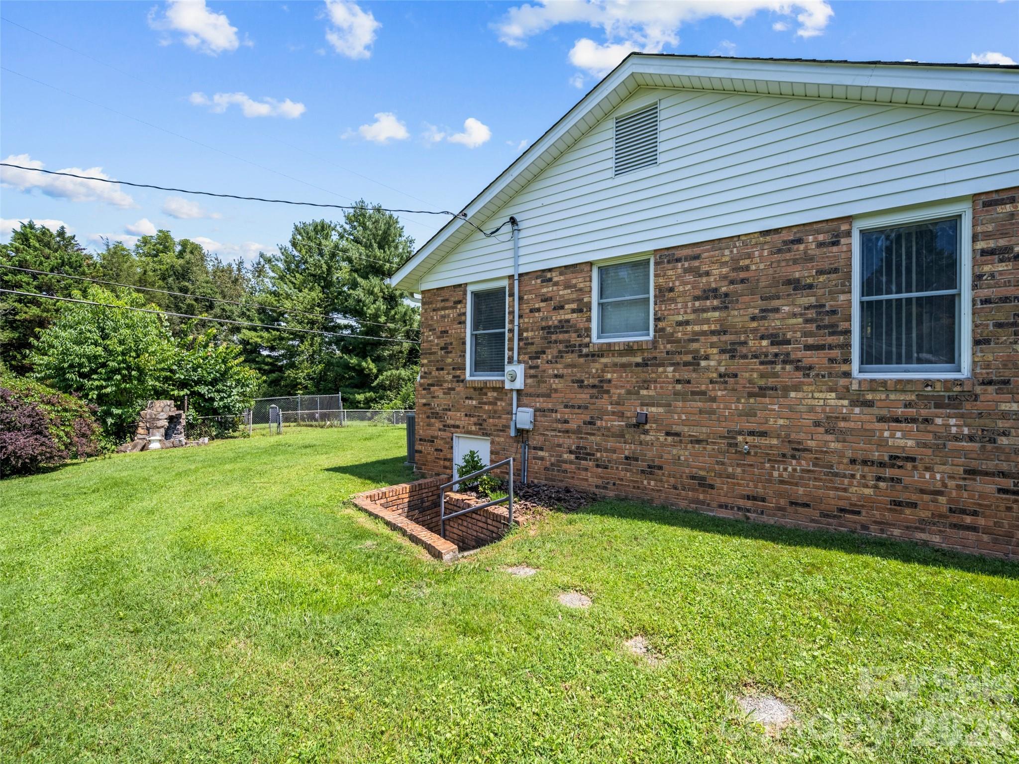 53 Salem Road — Weaverville
