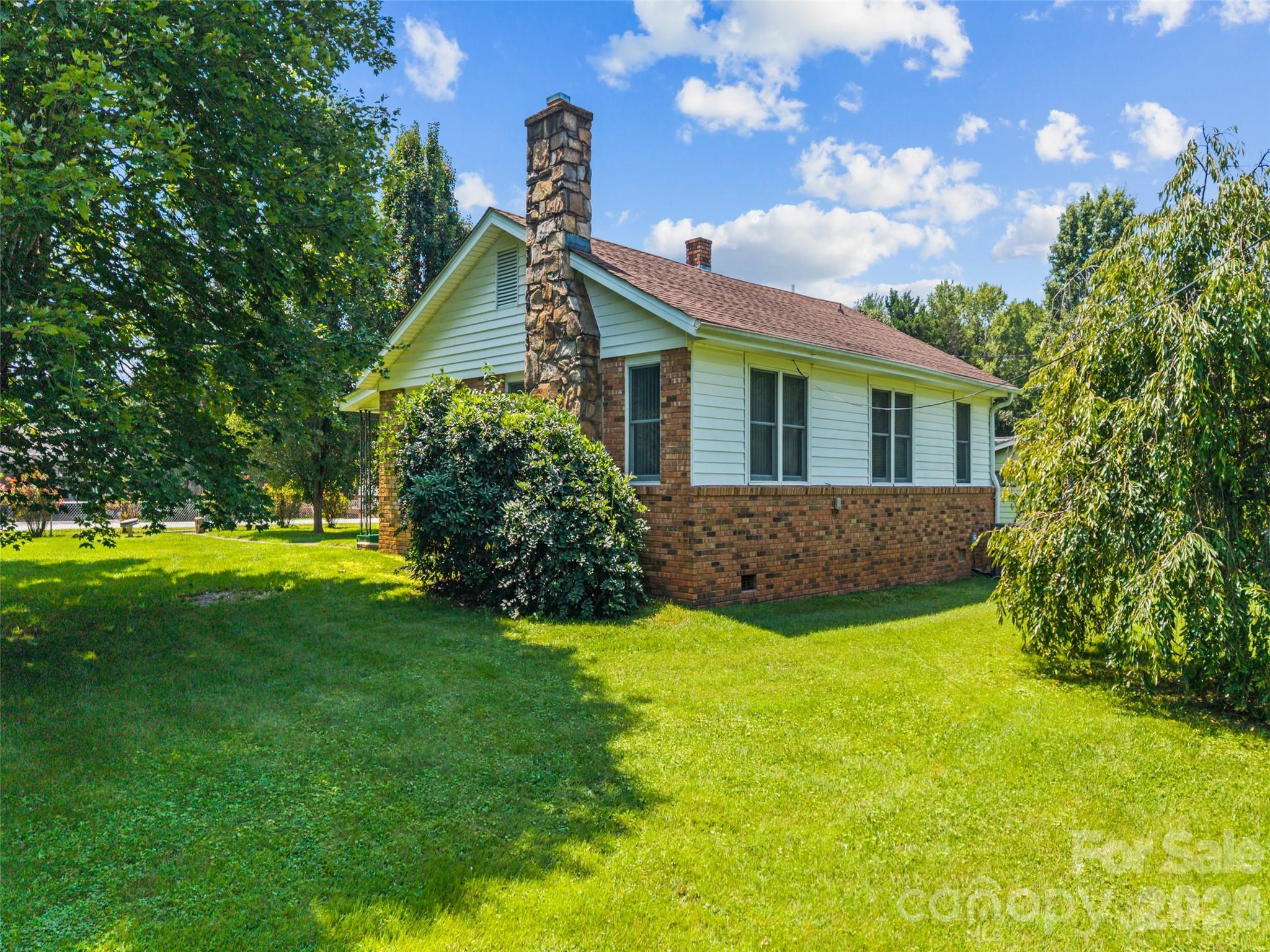 53 Salem Road — Weaverville